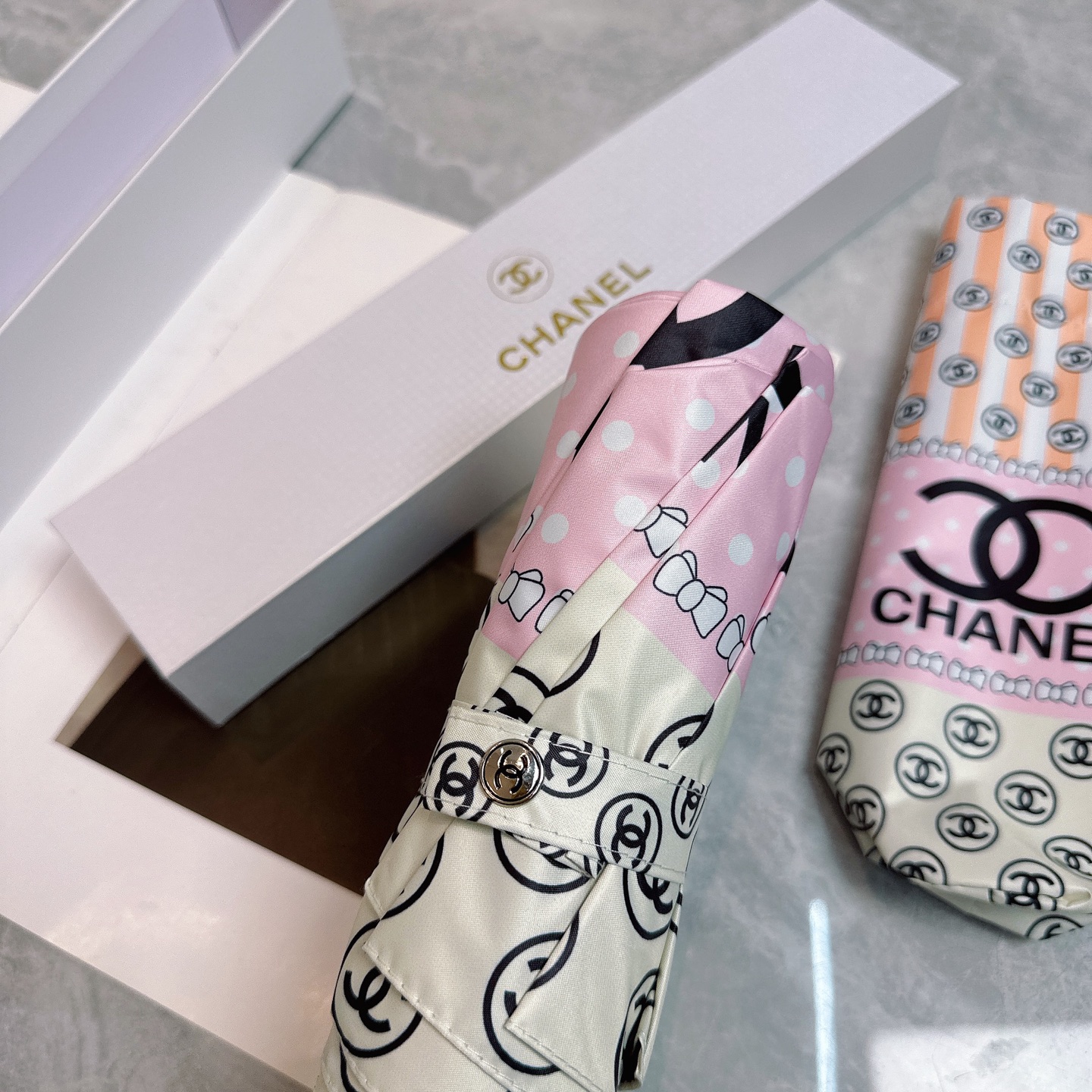  CHANEL（香奈儿）2025夏季新款 全自动折叠晴雨伞 
黑色涂层防晒有效阻隔紫外线99%，UPF>