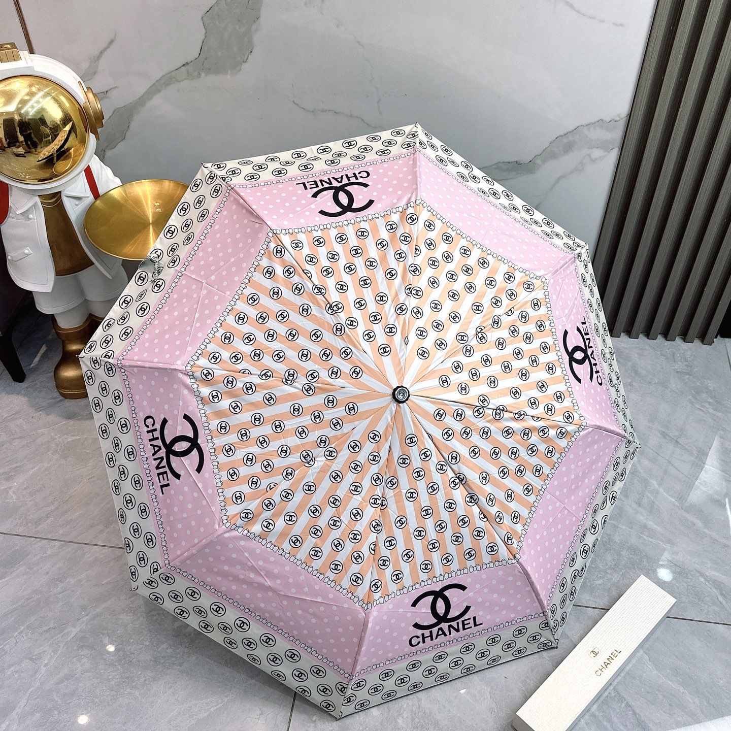  CHANEL（香奈儿）2025夏季新款 全自动折叠晴雨伞 
黑色涂层防晒有效阻隔紫外线99%，UPF>