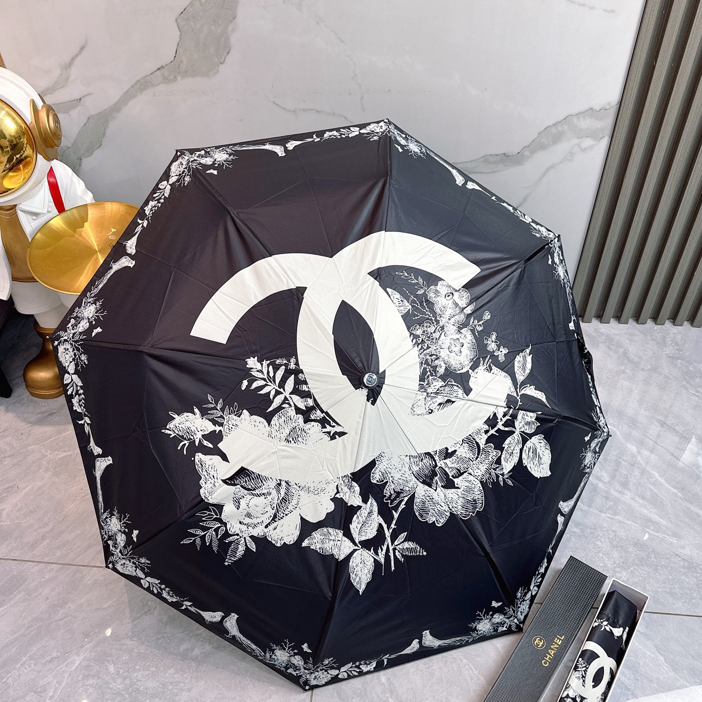  CHANEL（香奈儿）2025夏季新款 全自动折叠晴雨伞 
黑色涂层防晒有效阻隔紫外线99%，UPF>