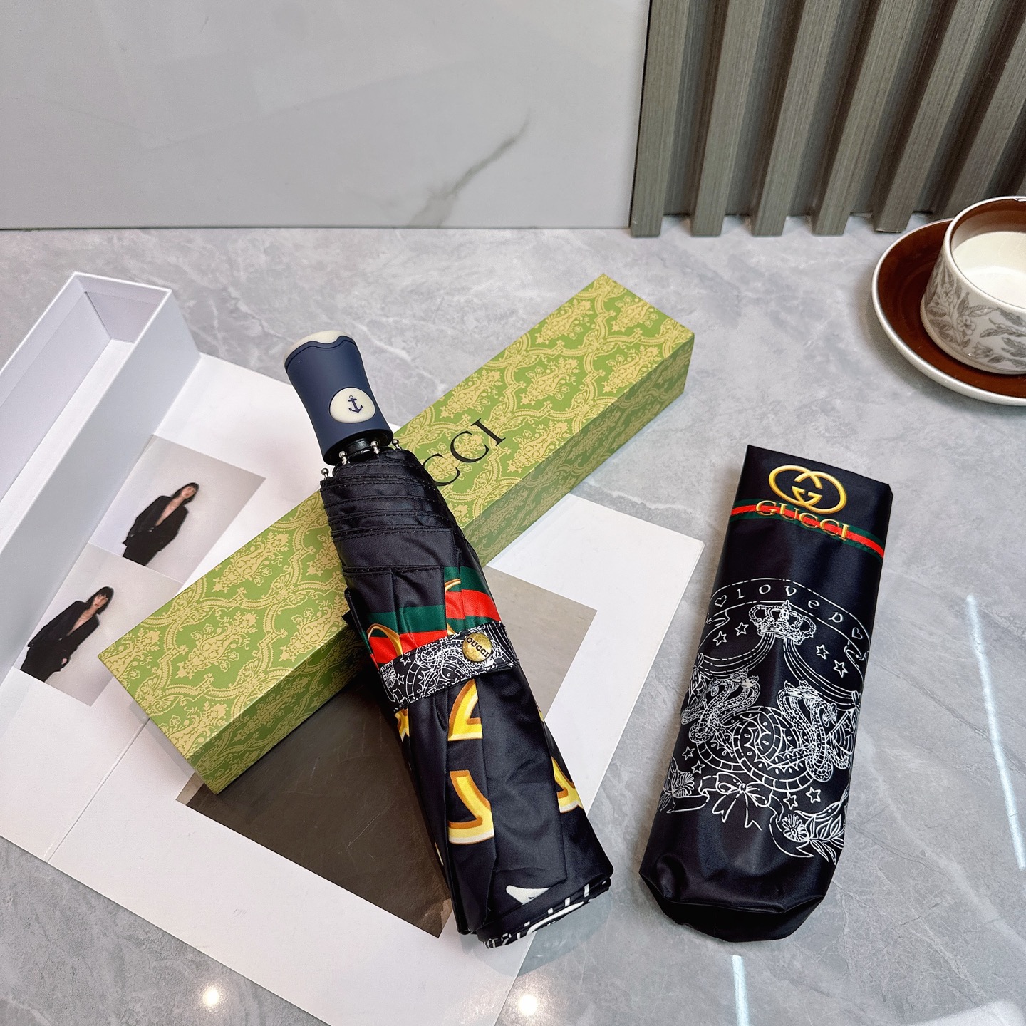   GUCCI（古驰 ）夏季新款 折叠晴雨伞 
黑色涂层防晒有效阻隔紫外线99%，UPF>50 
所以能