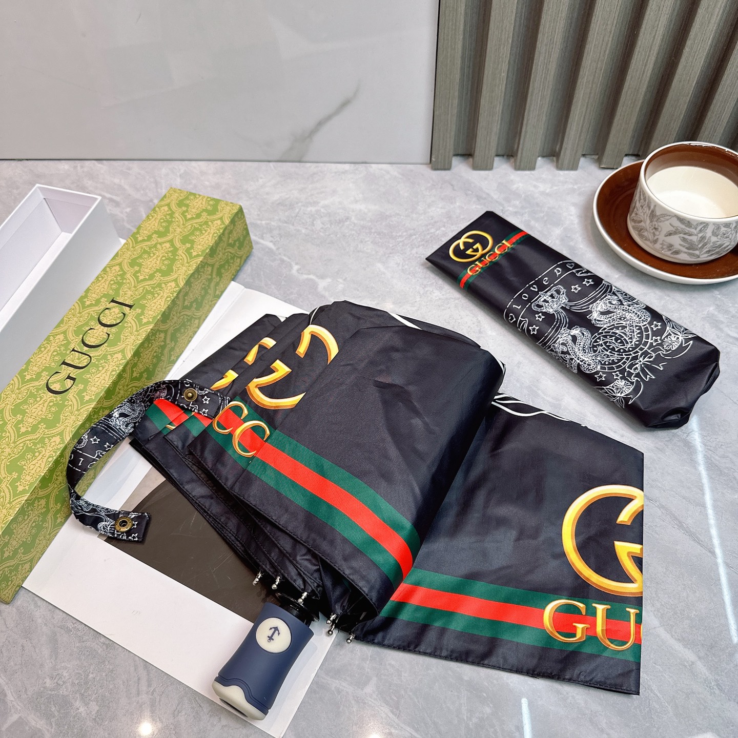   GUCCI（古驰 ）夏季新款 折叠晴雨伞 
黑色涂层防晒有效阻隔紫外线99%，UPF>50 
所以能