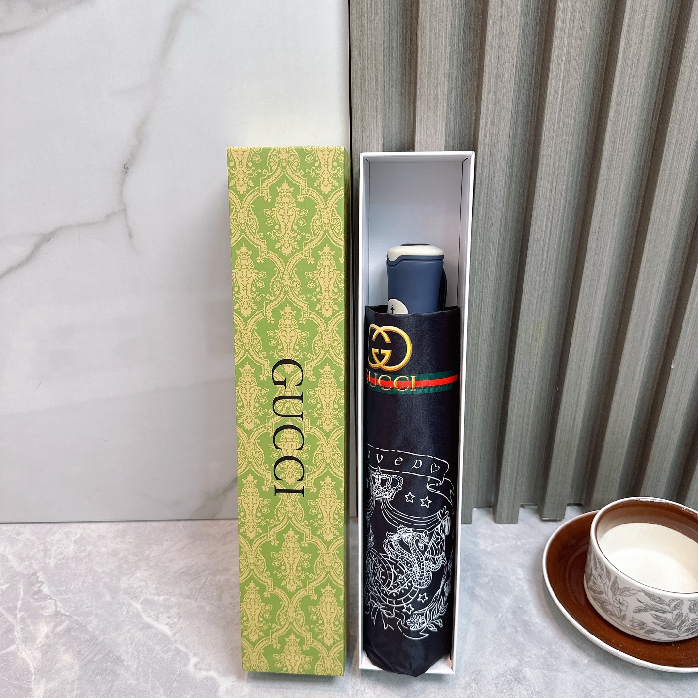   GUCCI（古驰 ）夏季新款 折叠晴雨伞 
黑色涂层防晒有效阻隔紫外线99%，UPF>50 
所以能