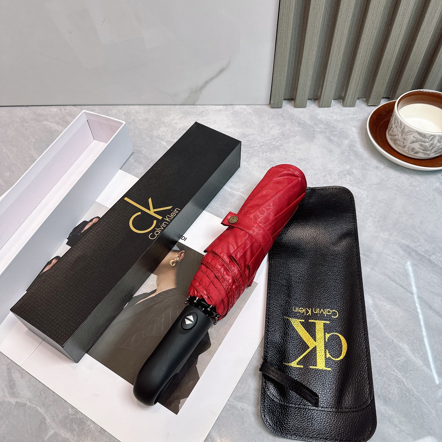   CK 夏季新款 折叠晴雨伞 
黑色涂层防晒有效阻隔紫外线99%，UPF>50 
所以能起到伞下体感降