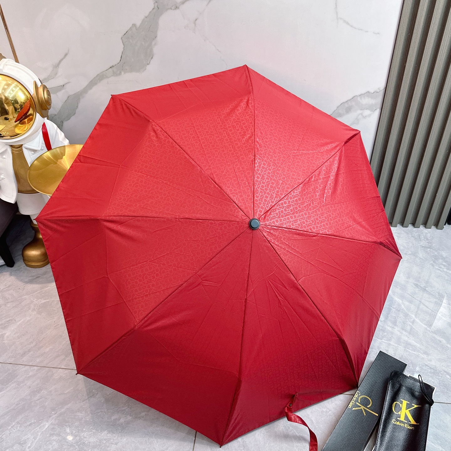   CK 夏季新款 折叠晴雨伞 
黑色涂层防晒有效阻隔紫外线99%，UPF>50 
所以能起到伞下体感降