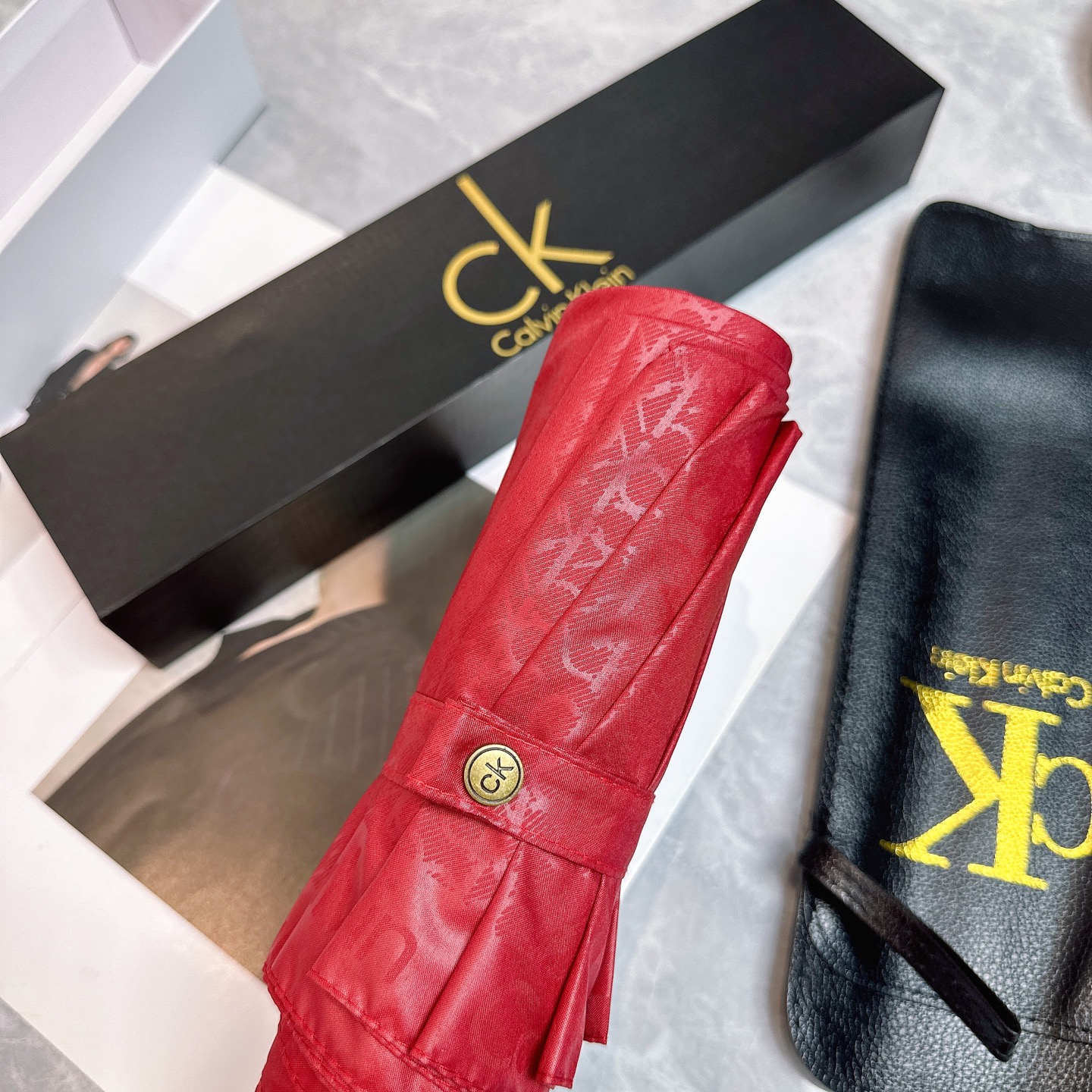   CK 夏季新款 折叠晴雨伞 
黑色涂层防晒有效阻隔紫外线99%，UPF>50 
所以能起到伞下体感降