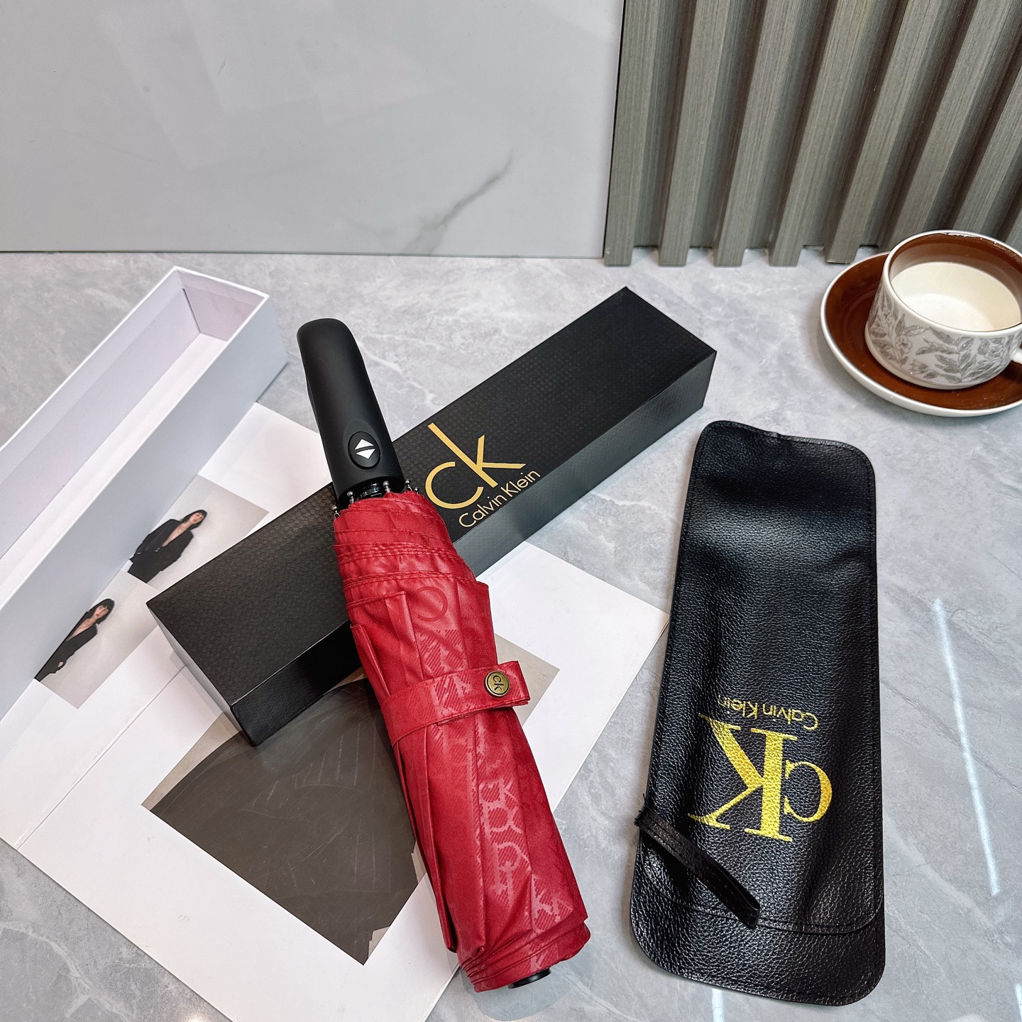   CK 夏季新款 折叠晴雨伞 
黑色涂层防晒有效阻隔紫外线99%，UPF>50 
所以能起到伞下体感降