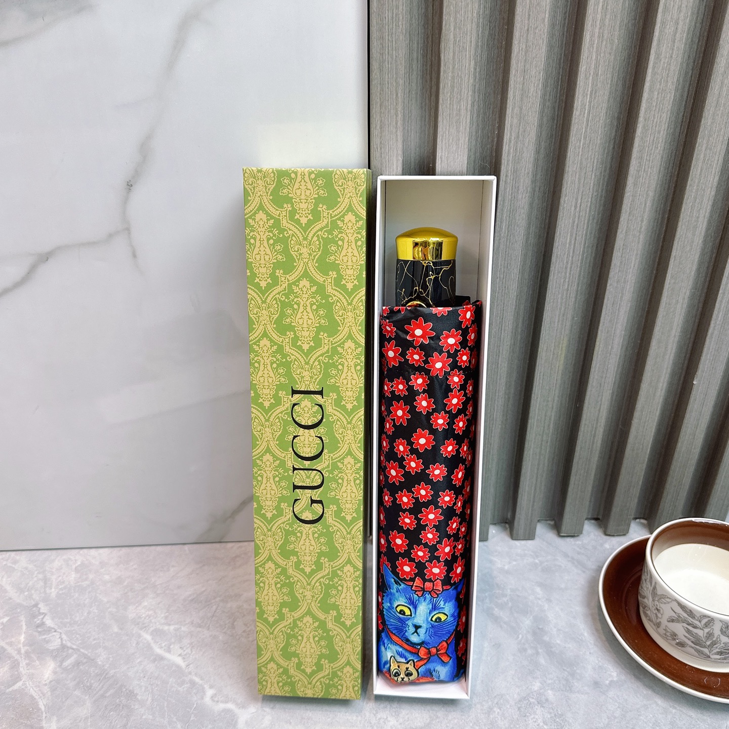   GUCCI（古驰 ）夏季新款 折叠晴雨伞 
黑色涂层防晒有效阻隔紫外线99%，UPF>50 
所以能