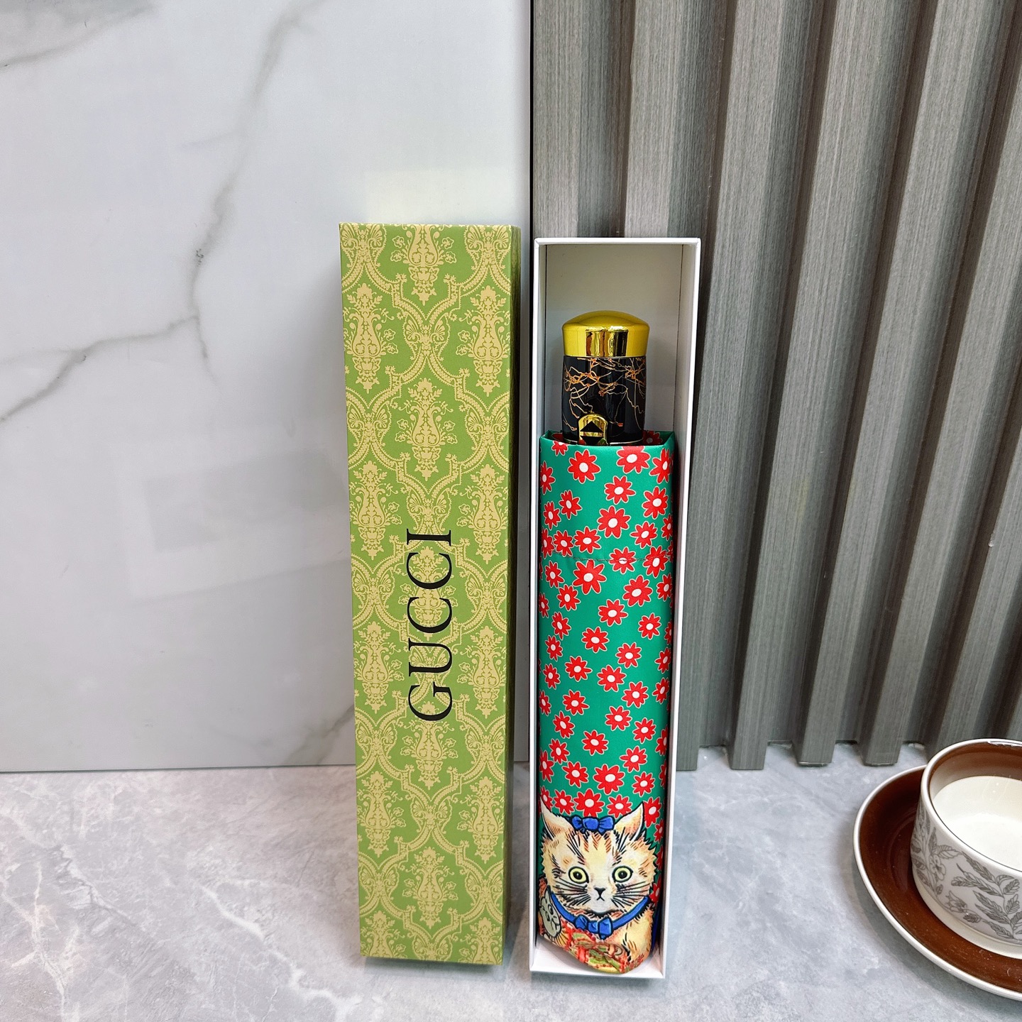   GUCCI（古驰 ）夏季新款 折叠晴雨伞 
黑色涂层防晒有效阻隔紫外线99%，UPF>50 
所以能
