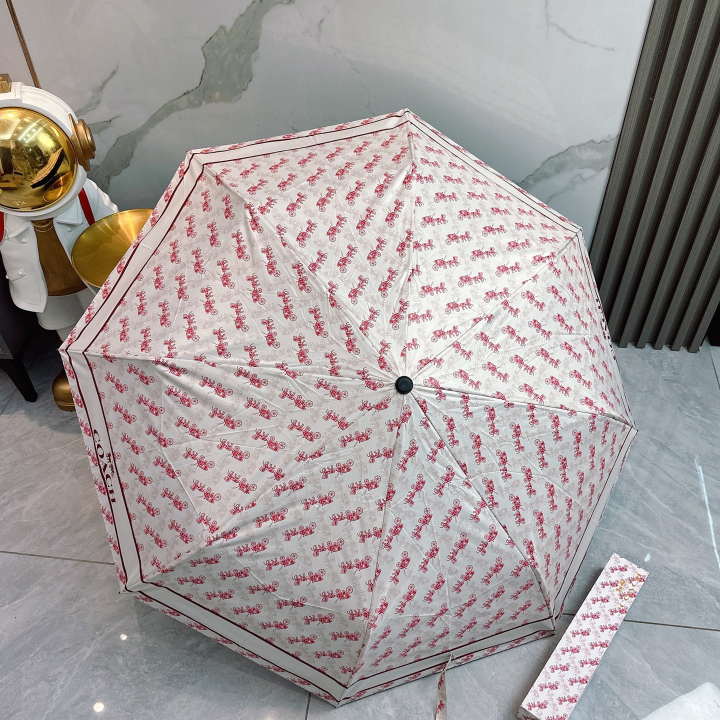 COACH（蔻驰）夏季新款 2025全自动折叠晴雨伞 
黑色涂层防晒有效阻隔紫外线99%，UPF>50
