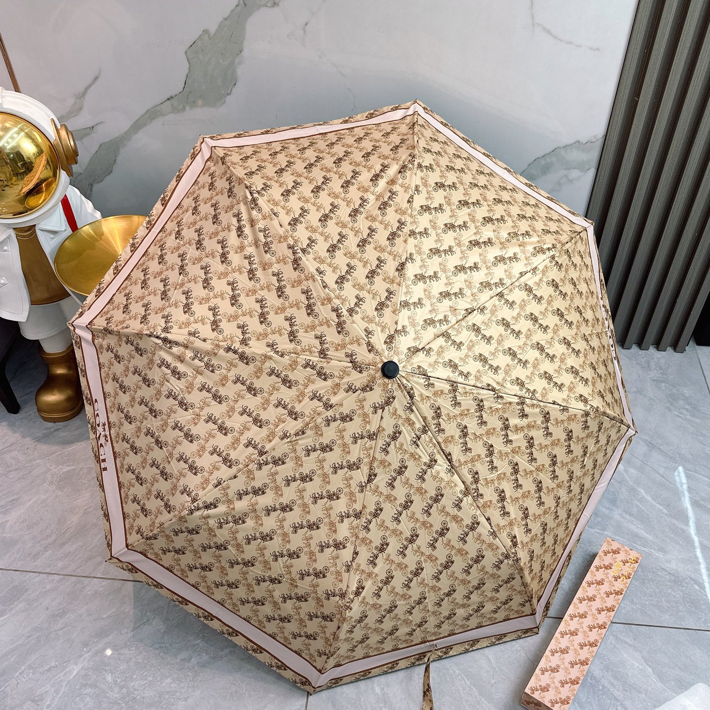  COACH（蔻驰）夏季新款 2025全自动折叠晴雨伞 
黑色涂层防晒有效阻隔紫外线99%，UPF>50