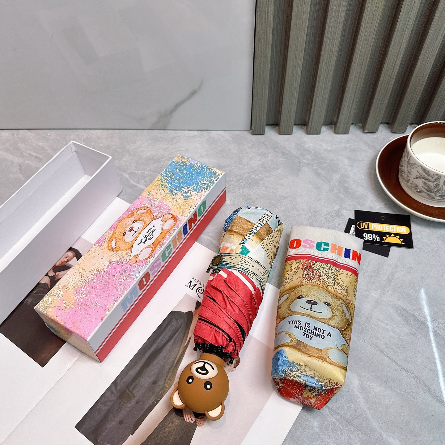  Moschino（莫斯奇诺） 新款 五折 折叠晴雨伞  时尚原单代工品质 细节精致 看得见的品质 打破