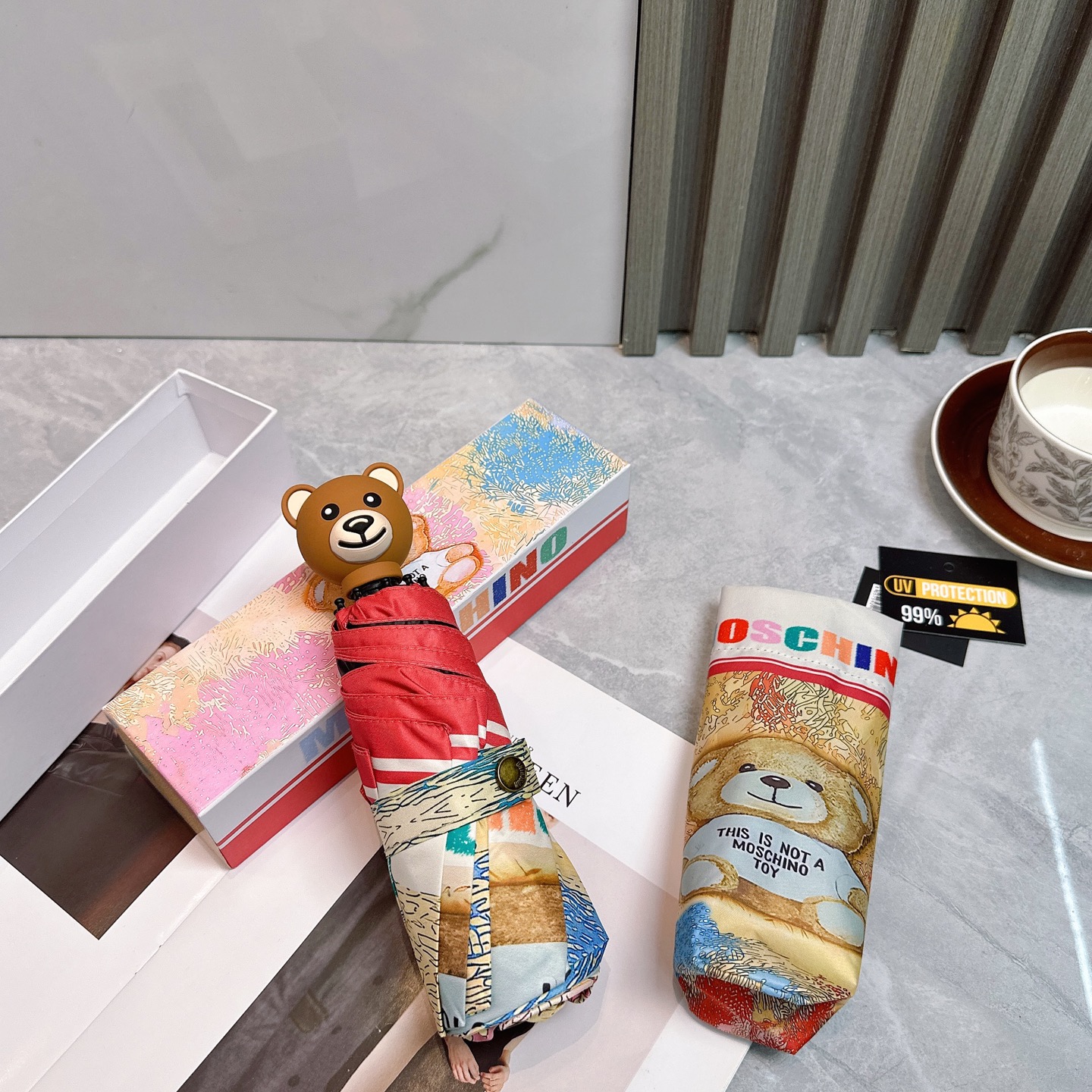  Moschino（莫斯奇诺） 新款 五折 折叠晴雨伞  时尚原单代工品质 细节精致 看得见的品质 打破
