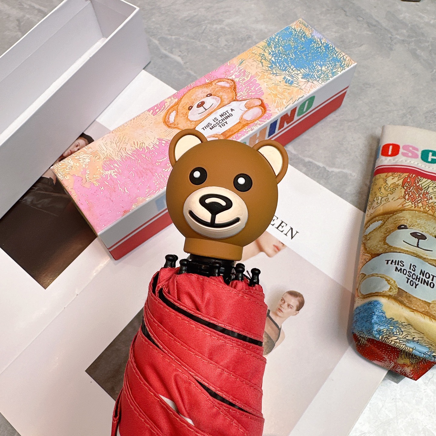  Moschino（莫斯奇诺） 新款 五折 折叠晴雨伞  时尚原单代工品质 细节精致 看得见的品质 打破
