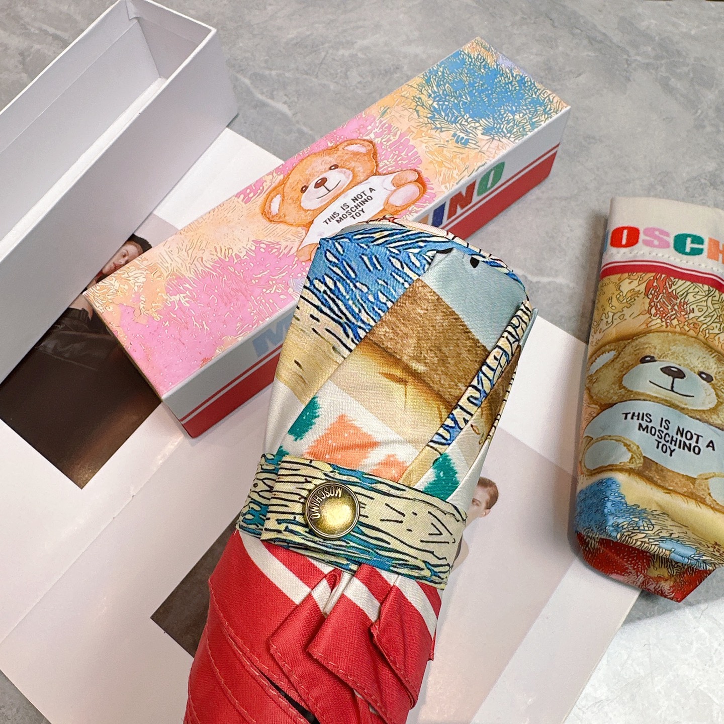  Moschino（莫斯奇诺） 新款 五折 折叠晴雨伞  时尚原单代工品质 细节精致 看得见的品质 打破