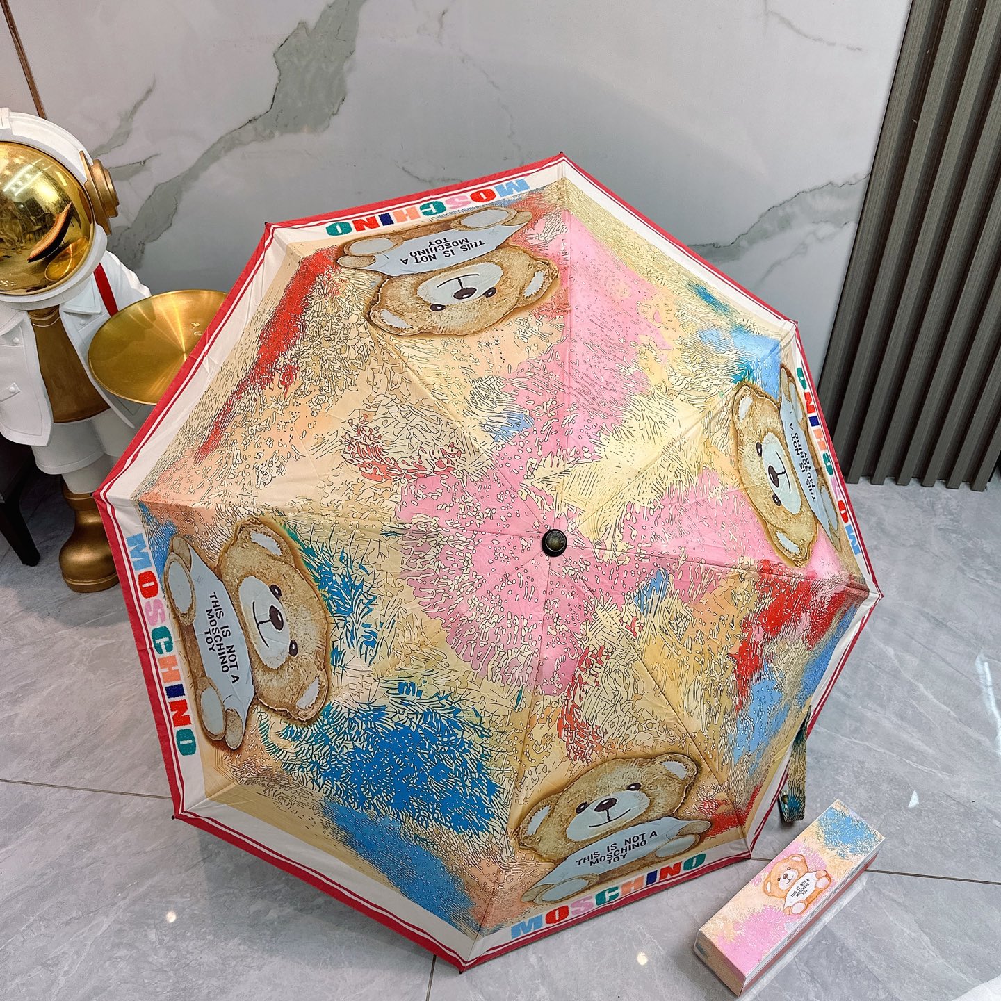  Moschino（莫斯奇诺） 新款 五折 折叠晴雨伞  时尚原单代工品质 细节精致 看得见的品质 打破