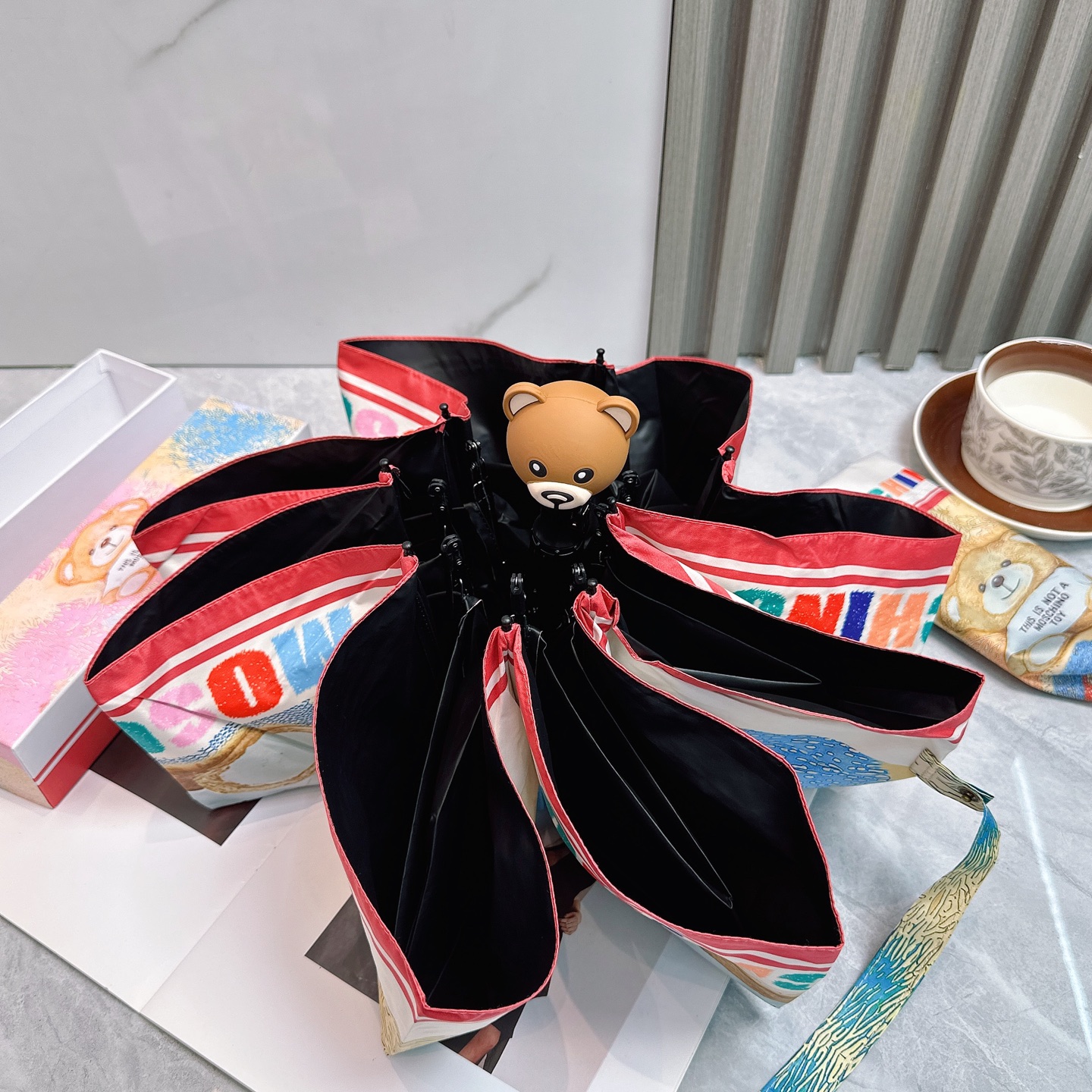  Moschino（莫斯奇诺） 新款 五折 折叠晴雨伞  时尚原单代工品质 细节精致 看得见的品质 打破