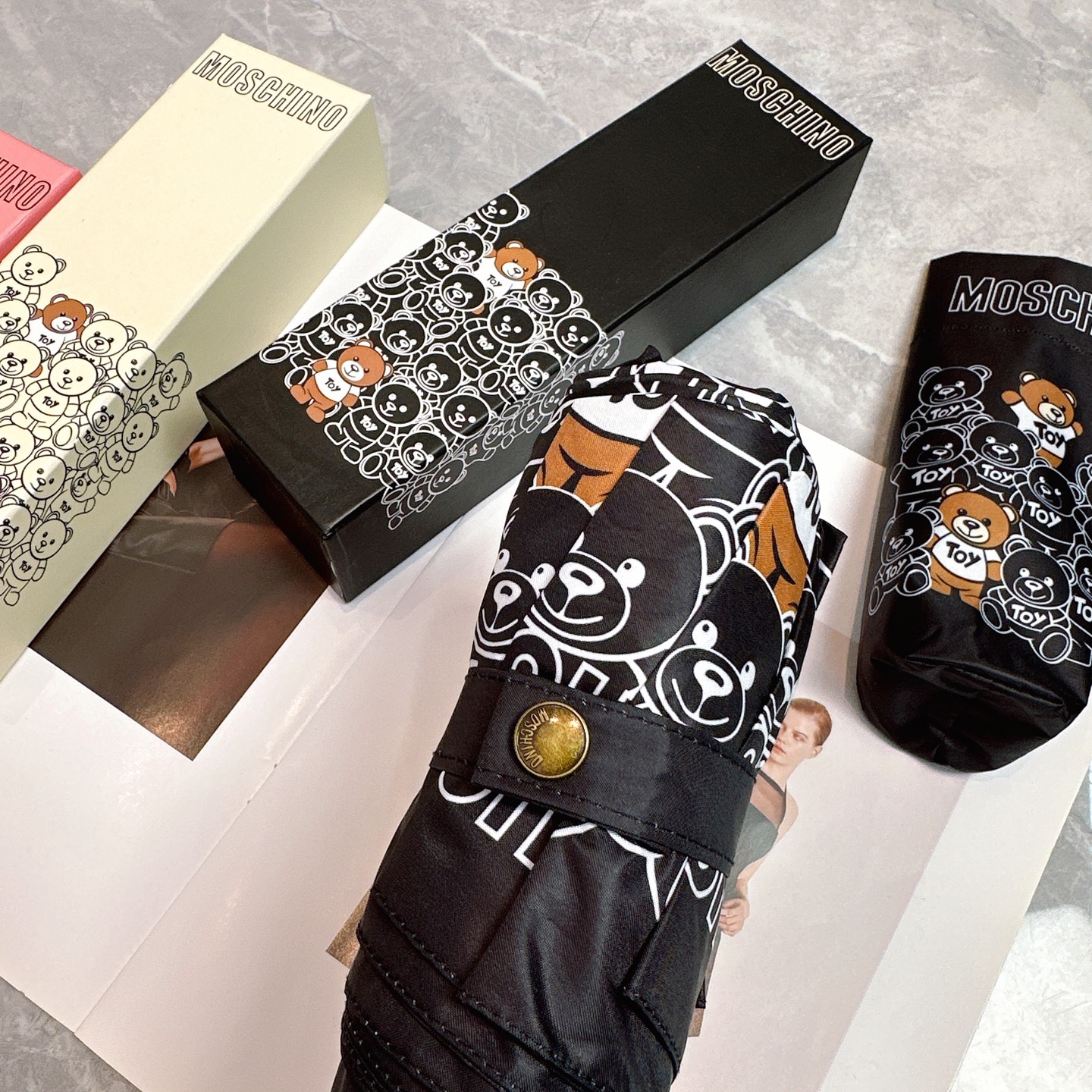   Moschino（莫斯奇诺） 新款 五折 折叠晴雨伞  时尚原单代工品质 细节精致 看得见的品质 打