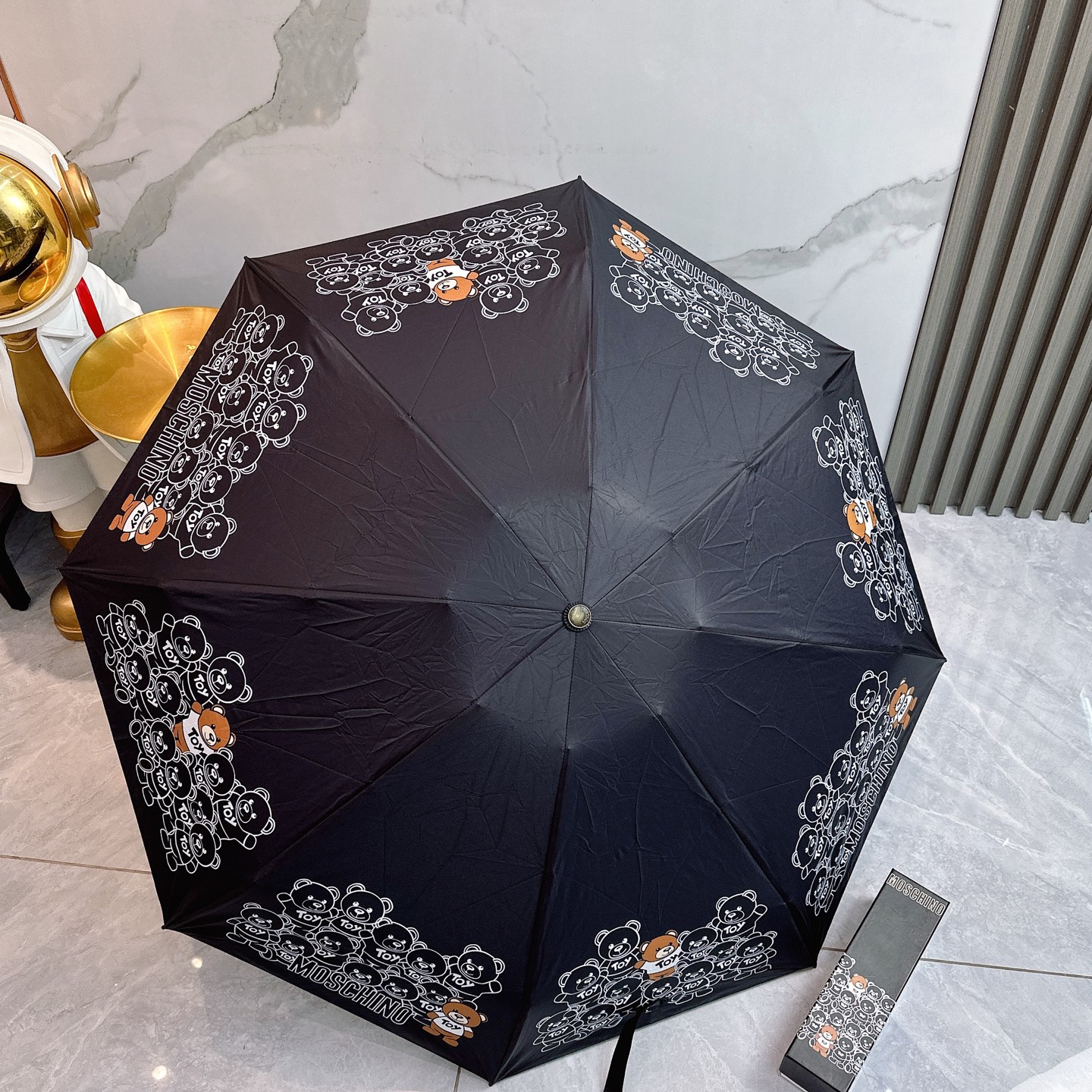   Moschino（莫斯奇诺） 新款 五折 折叠晴雨伞  时尚原单代工品质 细节精致 看得见的品质 打