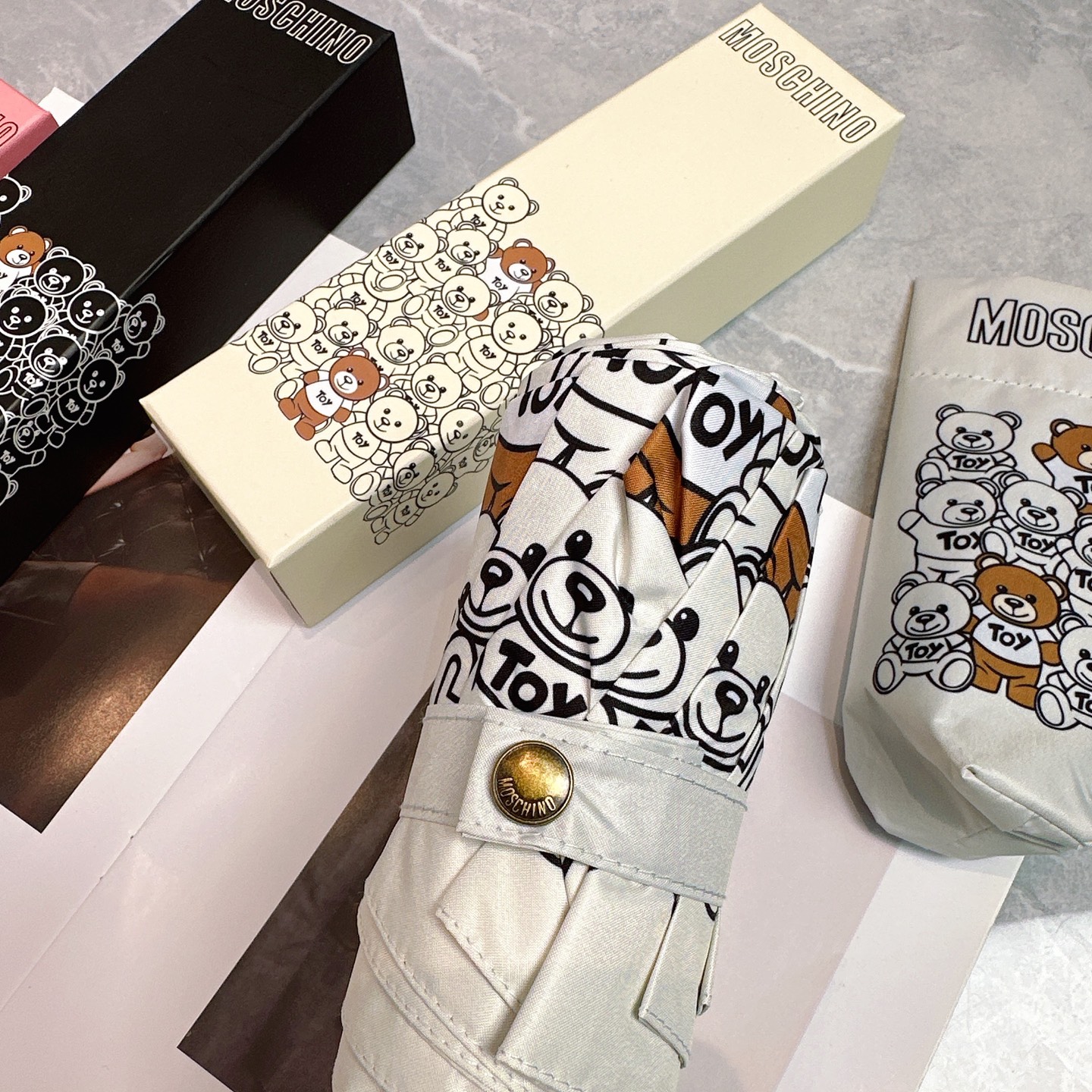   Moschino（莫斯奇诺） 新款 五折 折叠晴雨伞  时尚原单代工品质 细节精致 看得见的品质 打