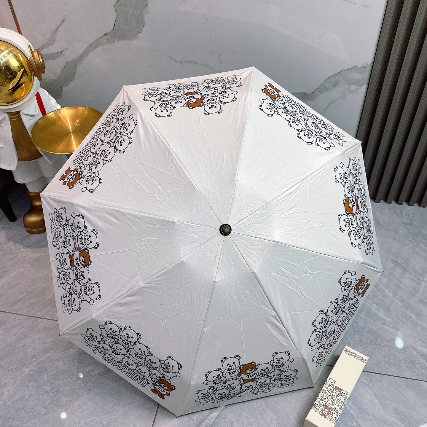   Moschino（莫斯奇诺） 新款 五折 折叠晴雨伞  时尚原单代工品质 细节精致 看得见的品质 打