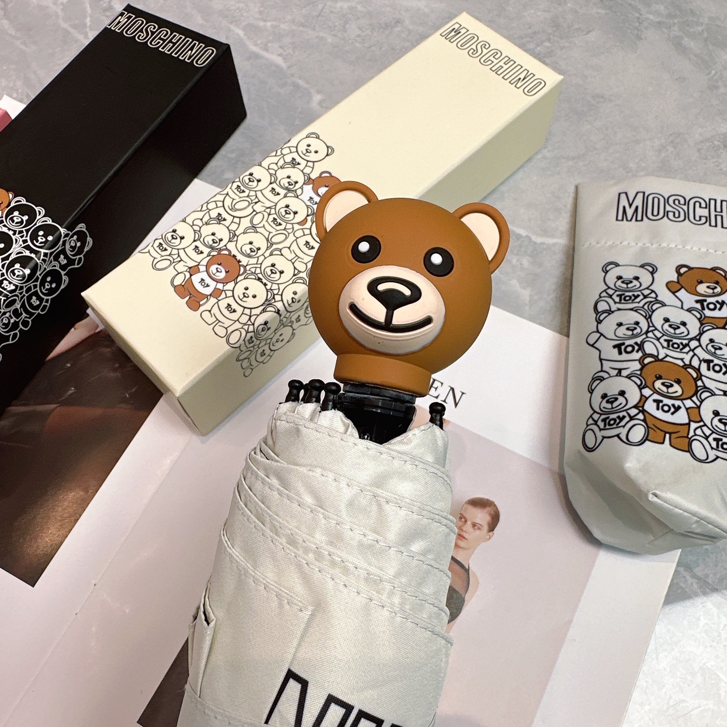   Moschino（莫斯奇诺） 新款 五折 折叠晴雨伞  时尚原单代工品质 细节精致 看得见的品质 打
