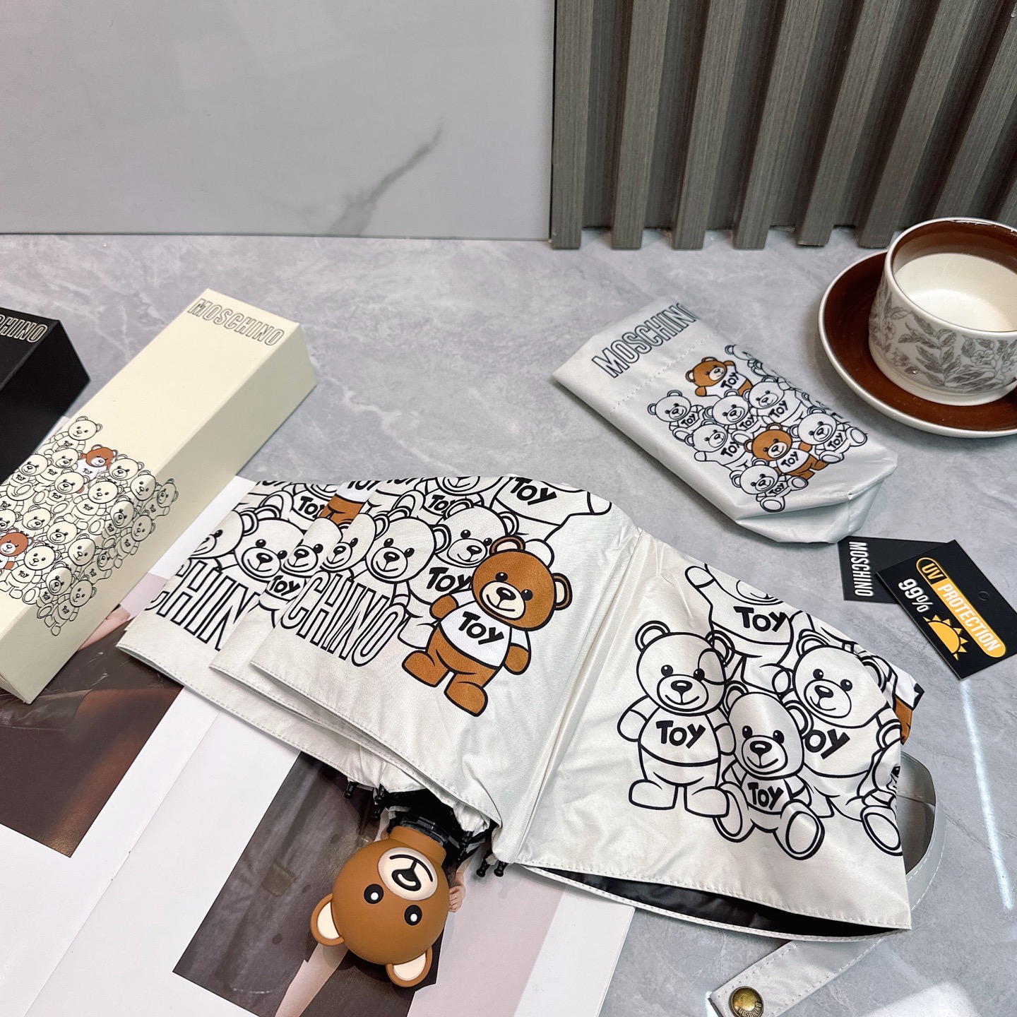   Moschino（莫斯奇诺） 新款 五折 折叠晴雨伞  时尚原单代工品质 细节精致 看得见的品质 打