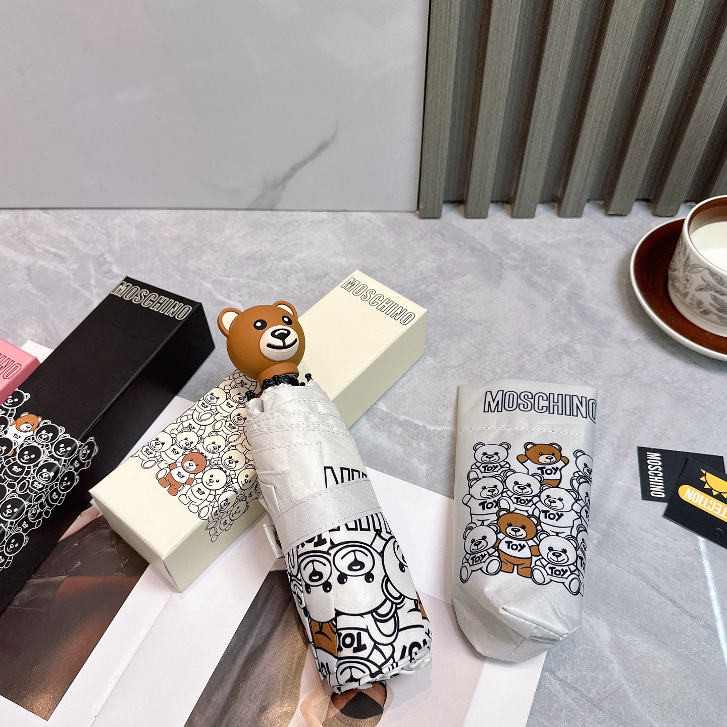   Moschino（莫斯奇诺） 新款 五折 折叠晴雨伞  时尚原单代工品质 细节精致 看得见的品质 打