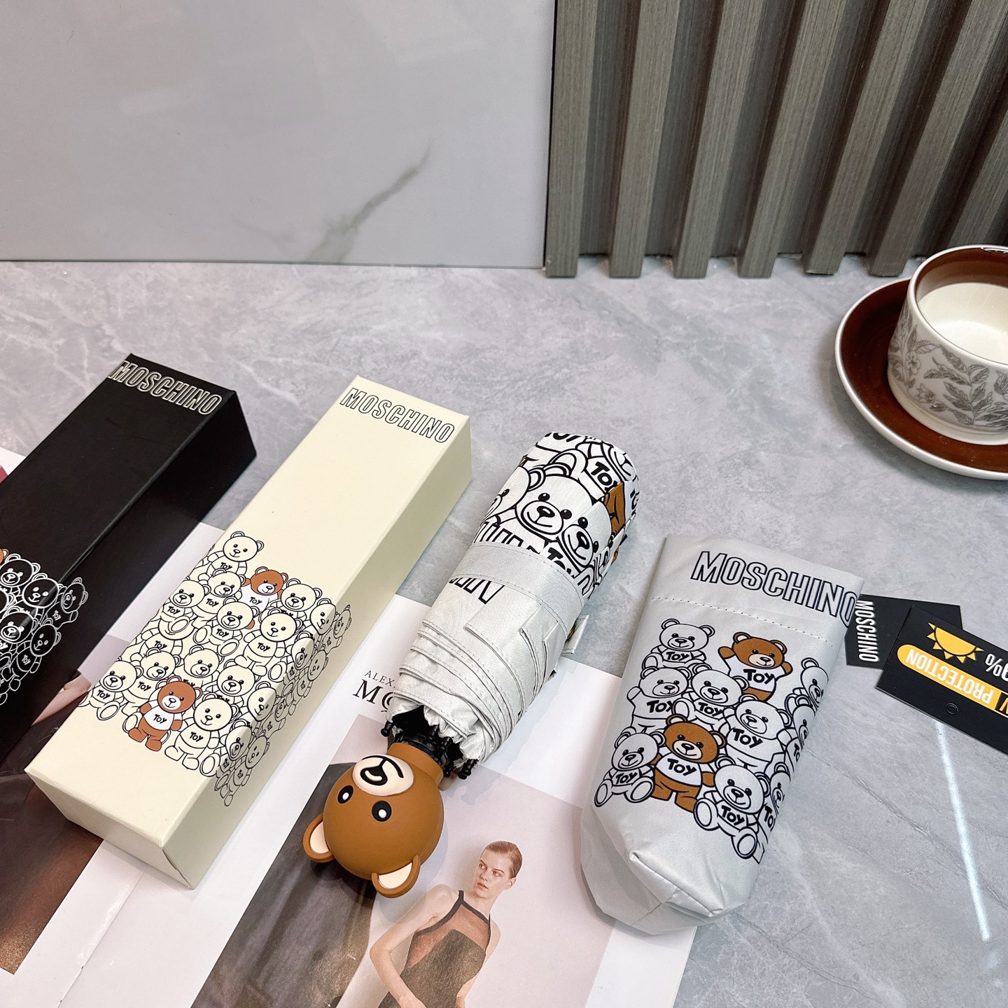   Moschino（莫斯奇诺） 新款 五折 折叠晴雨伞  时尚原单代工品质 细节精致 看得见的品质 打