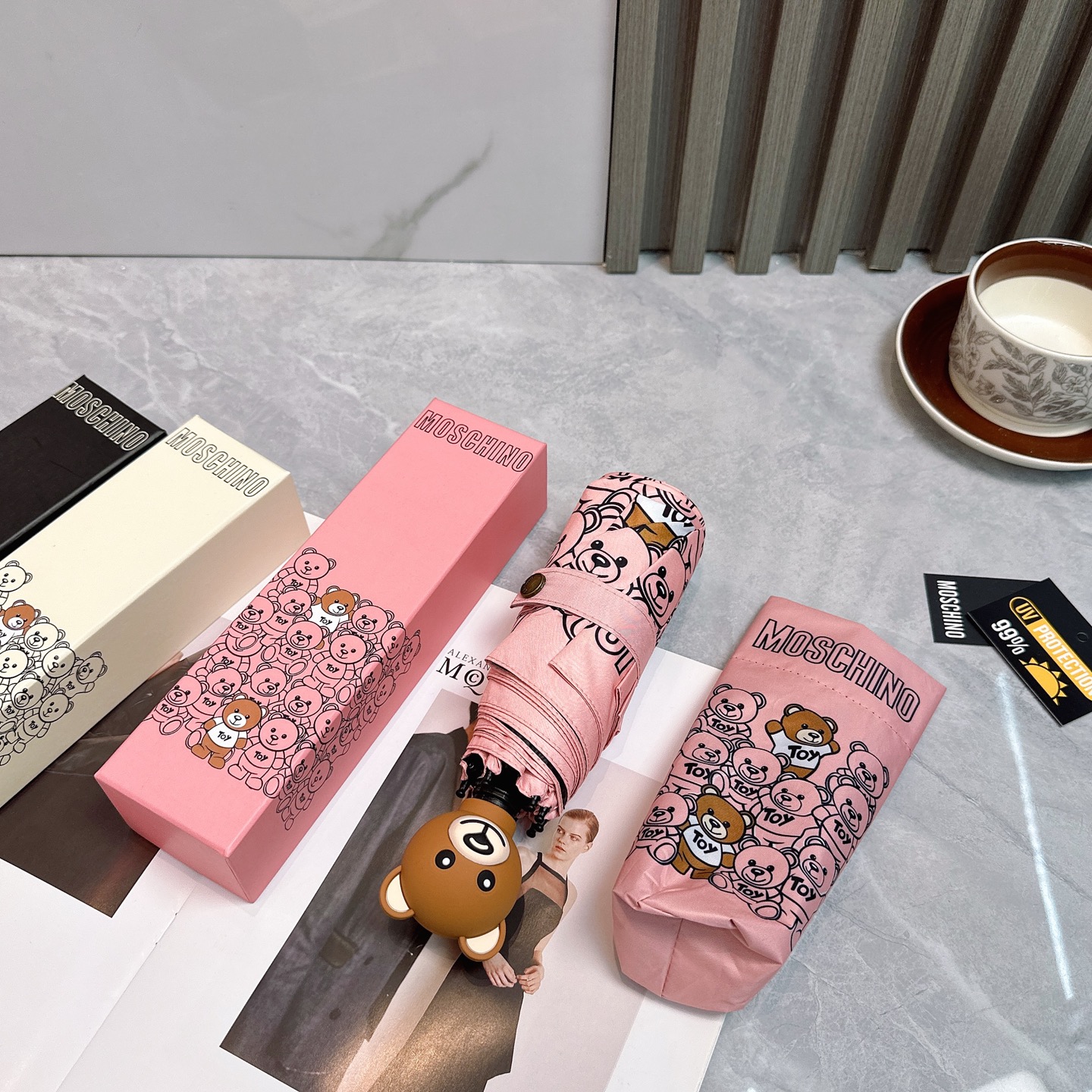 Moschino（莫斯奇诺） 新款 五折 折叠晴雨伞  时尚原单代工品质 细节精致 看得见的品质 打破