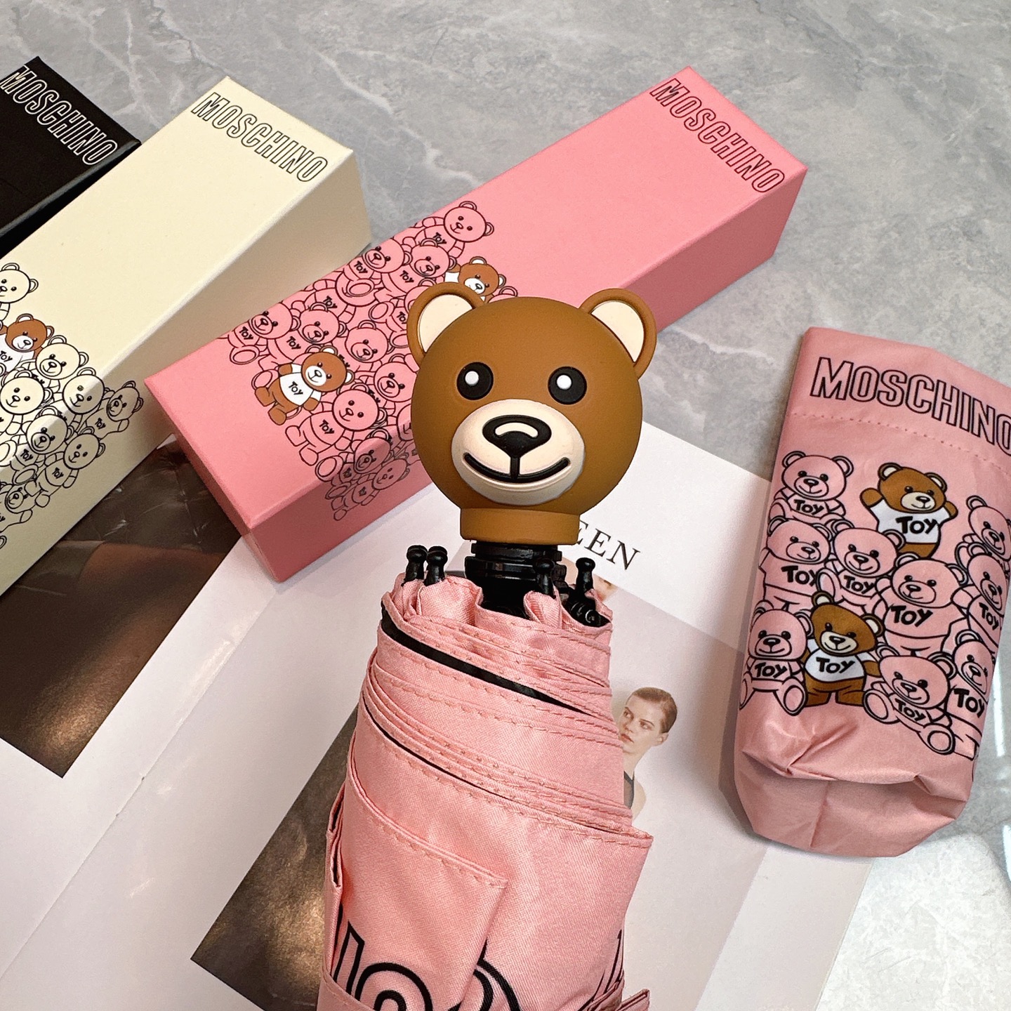  Moschino（莫斯奇诺） 新款 五折 折叠晴雨伞  时尚原单代工品质 细节精致 看得见的品质 打破