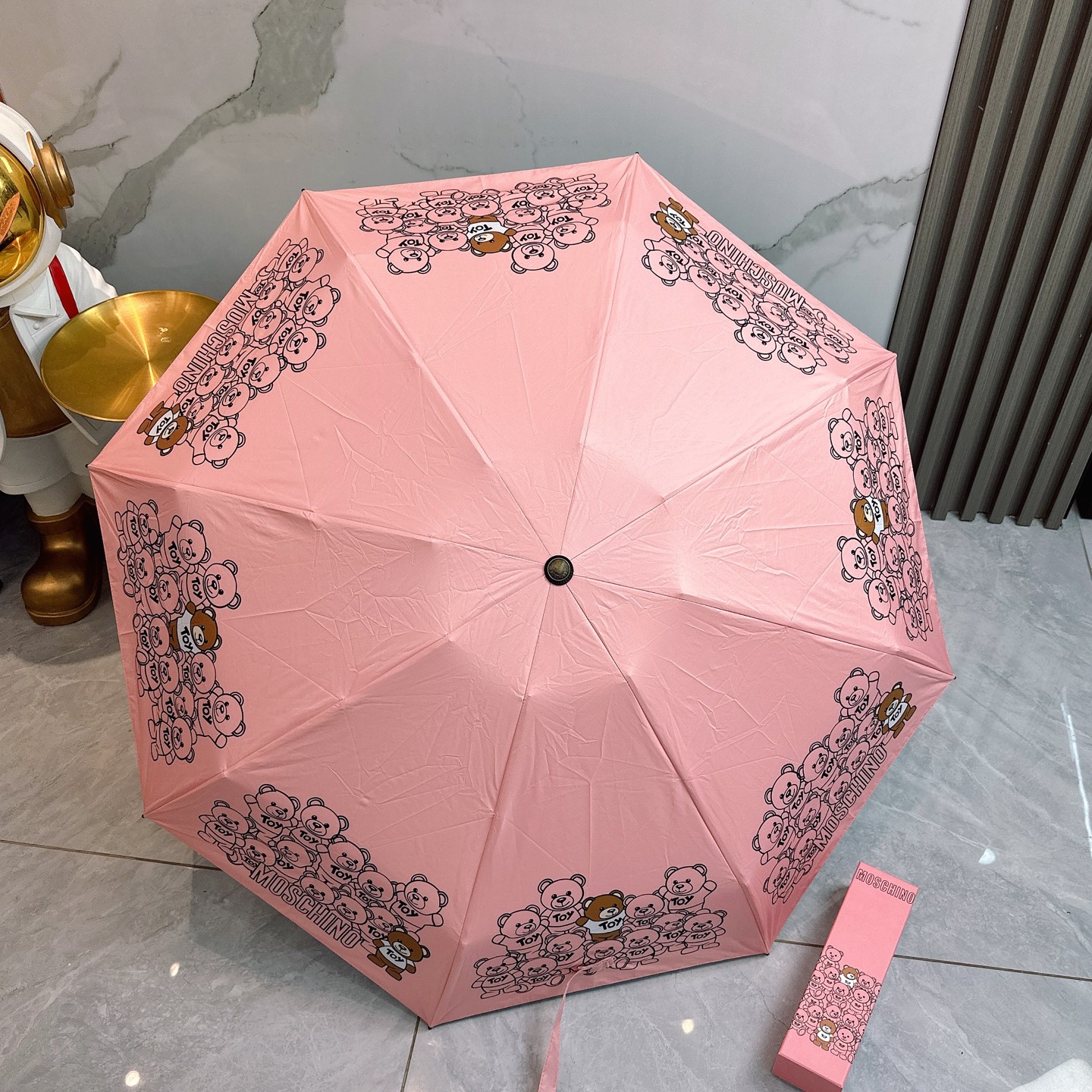  Moschino（莫斯奇诺） 新款 五折 折叠晴雨伞  时尚原单代工品质 细节精致 看得见的品质 打破
