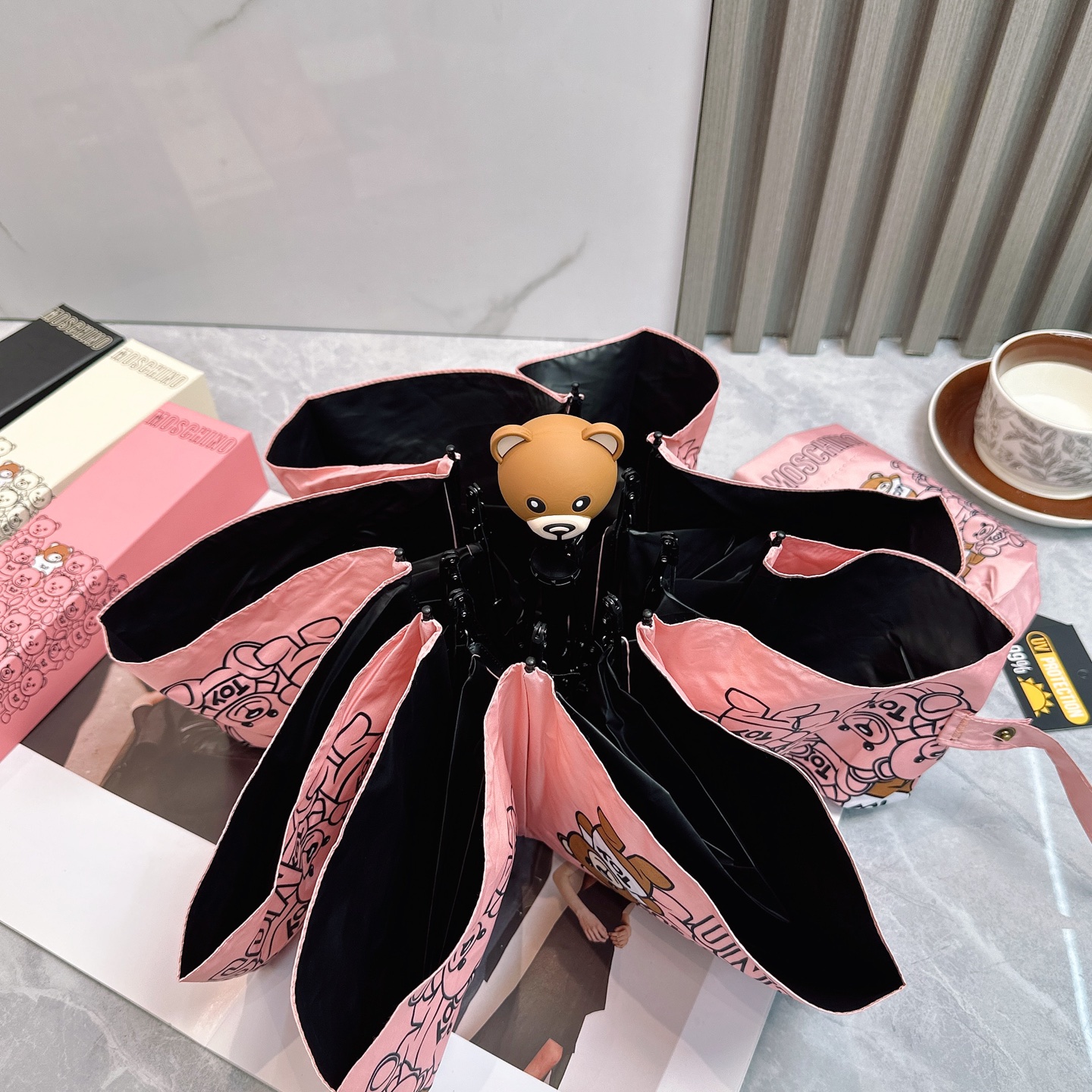 Moschino（莫斯奇诺） 新款 五折 折叠晴雨伞  时尚原单代工品质 细节精致 看得见的品质 打破