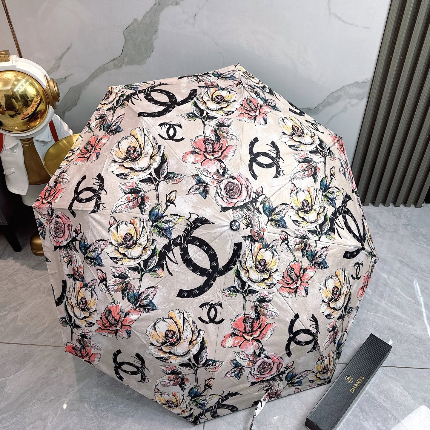 CHANEL（香奈儿）夏季新款 全自动折叠晴雨伞 
黑色涂层防晒有效阻隔紫外线99%，UPF>50 

