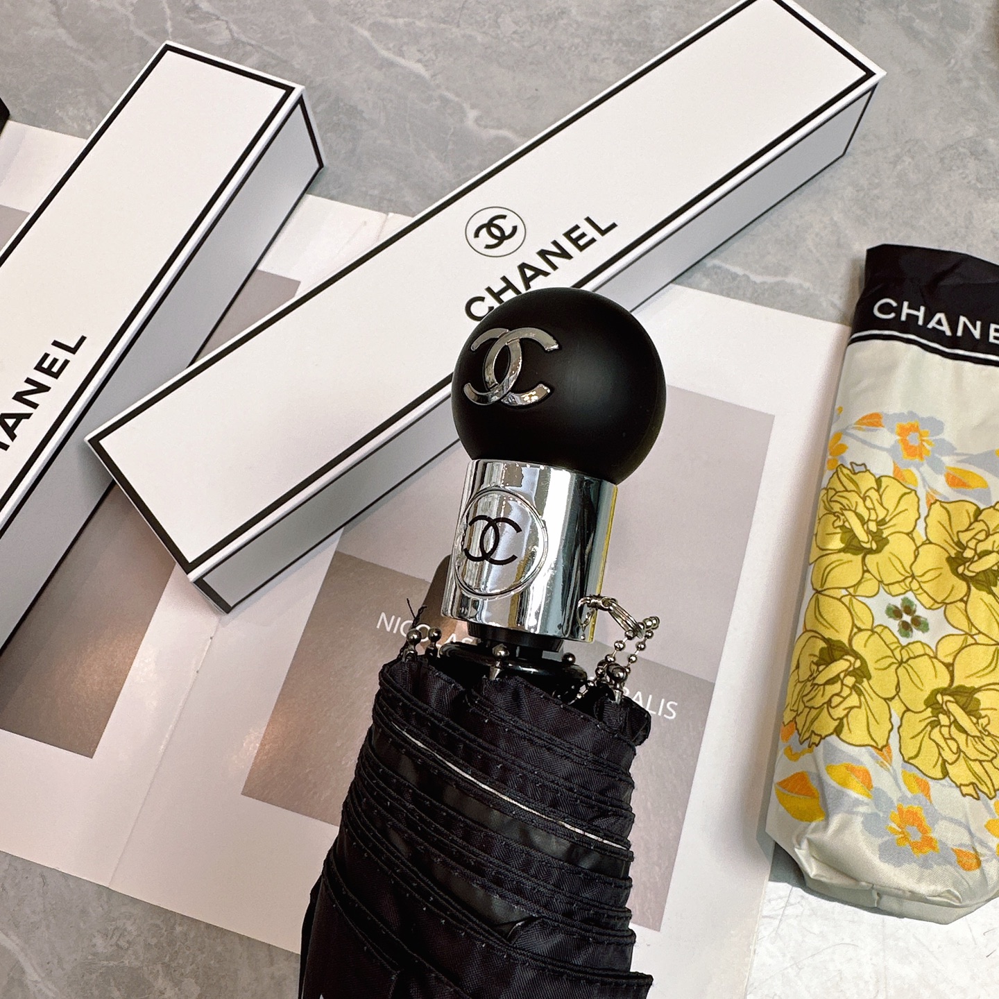  CHANEL（香奈儿）夏季新款 全自动折叠晴雨伞 
黑色涂层防晒有效阻隔紫外线99%，UPF>50 
