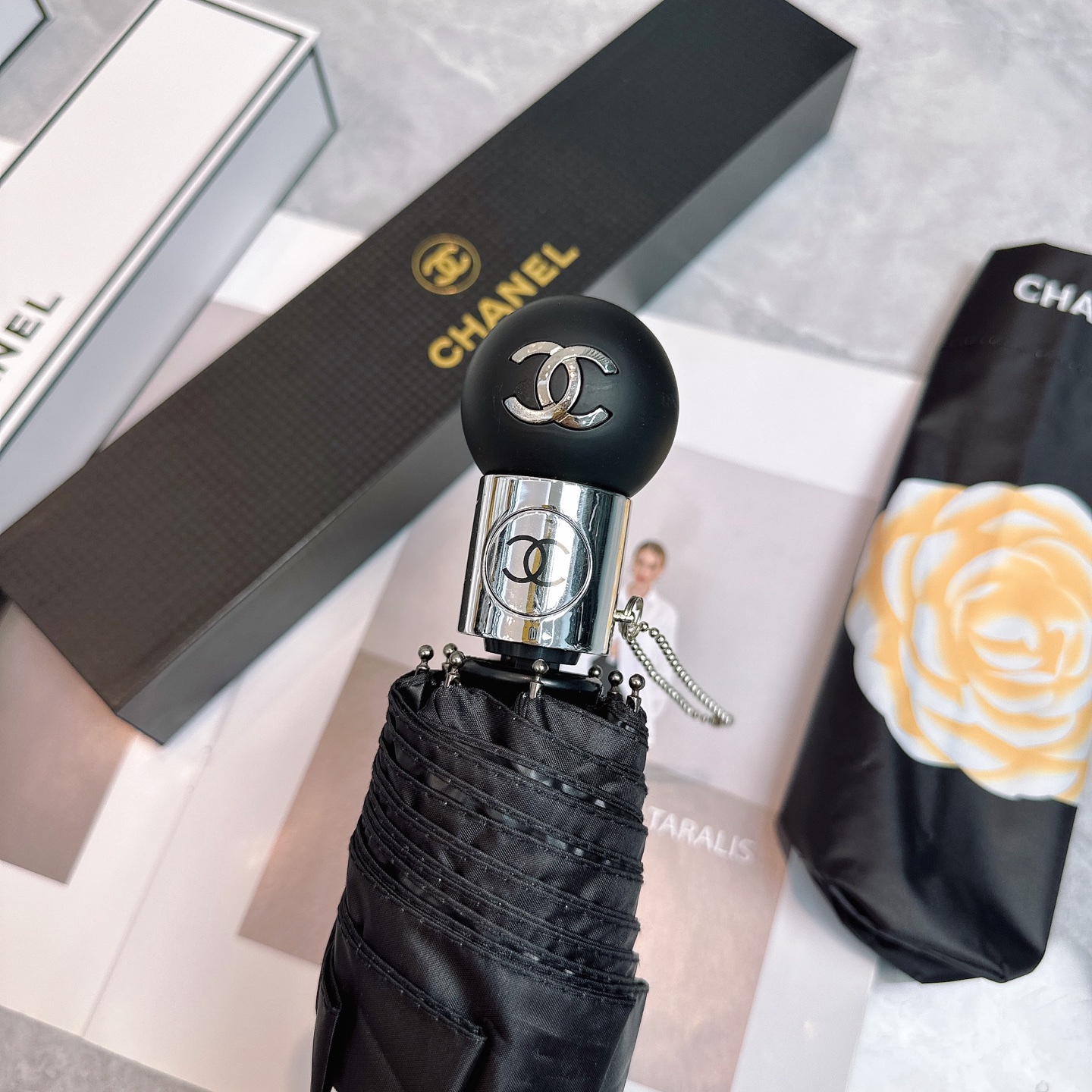  CHANEL（香奈儿）夏季新款 全自动折叠晴雨伞 
黑色涂层防晒有效阻隔紫外线99%，UPF>50 
