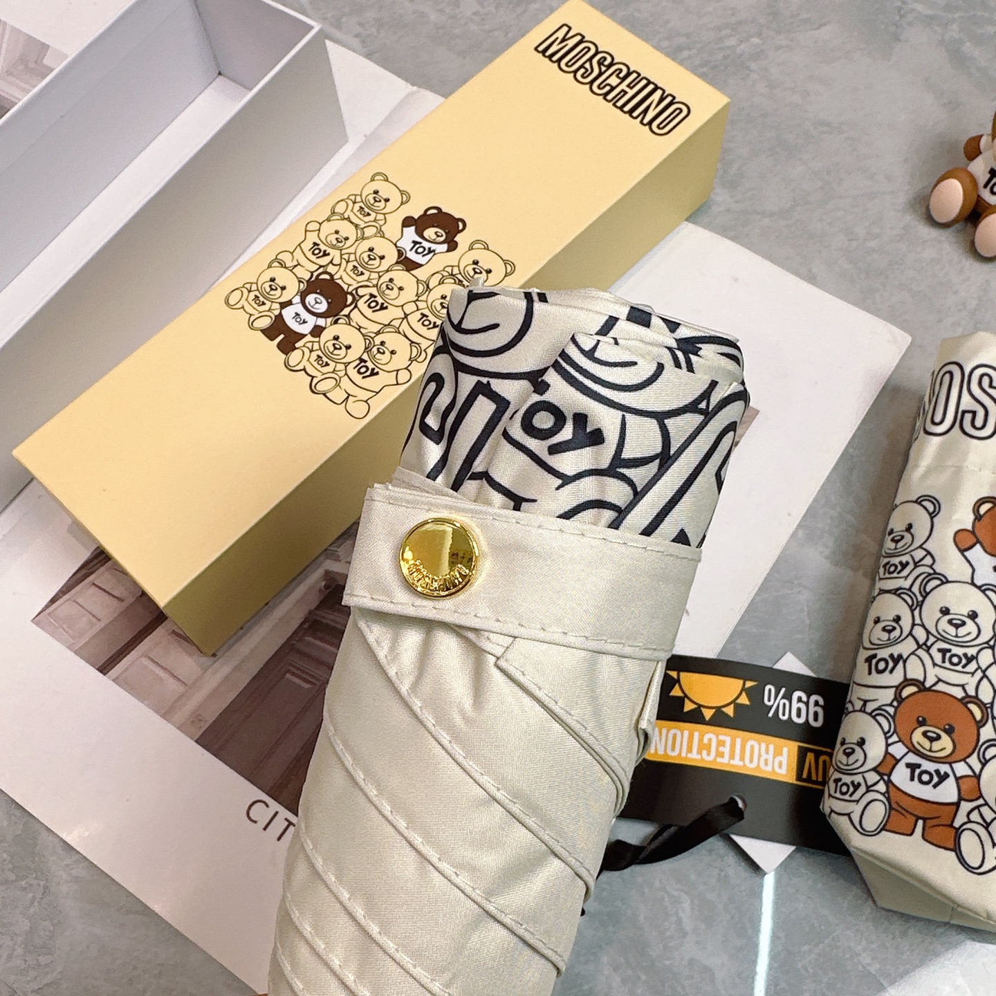   Moschino（莫斯奇诺） 新款 五折 折叠晴雨伞  时尚原单代工品质 细节精致 看得见的品质 打