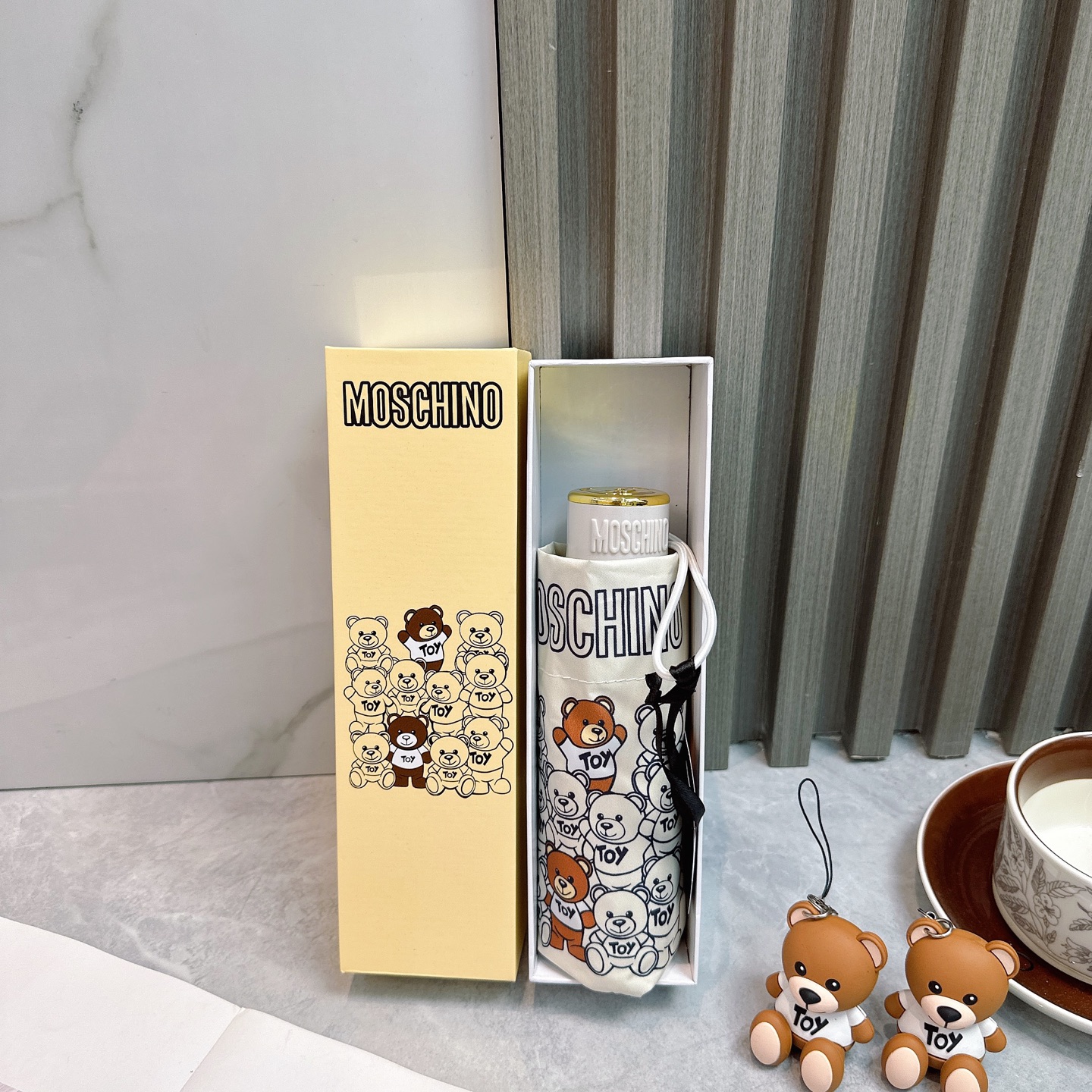   Moschino（莫斯奇诺） 新款 五折 折叠晴雨伞  时尚原单代工品质 细节精致 看得见的品质 打