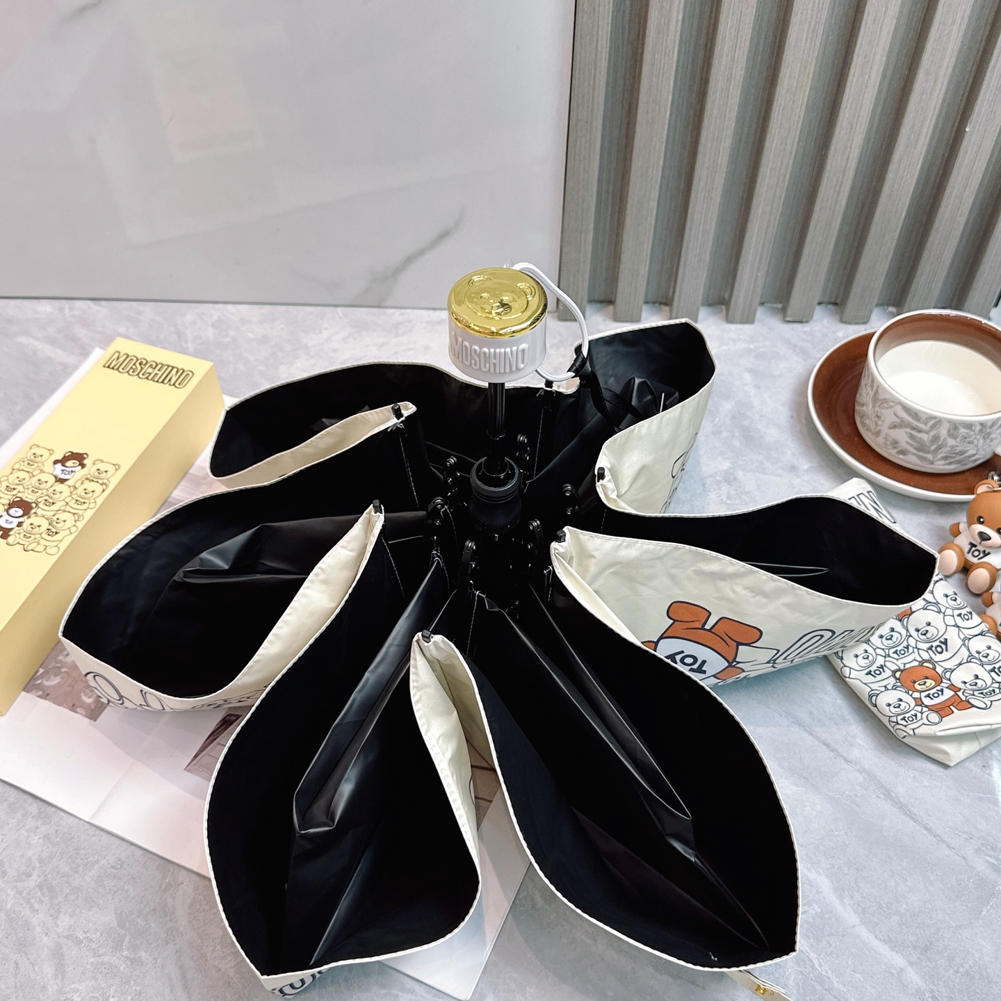   Moschino（莫斯奇诺） 新款 五折 折叠晴雨伞  时尚原单代工品质 细节精致 看得见的品质 打
