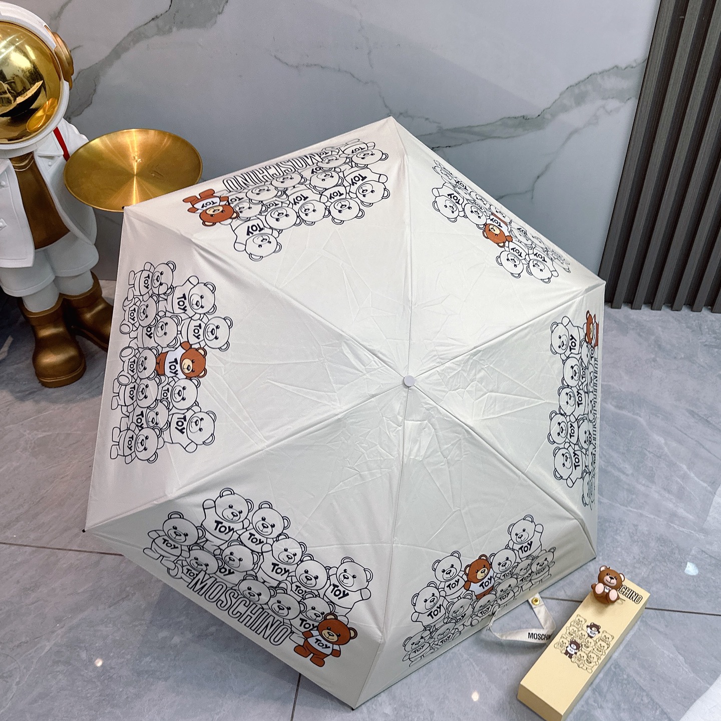   Moschino（莫斯奇诺） 新款 五折 折叠晴雨伞  时尚原单代工品质 细节精致 看得见的品质 打
