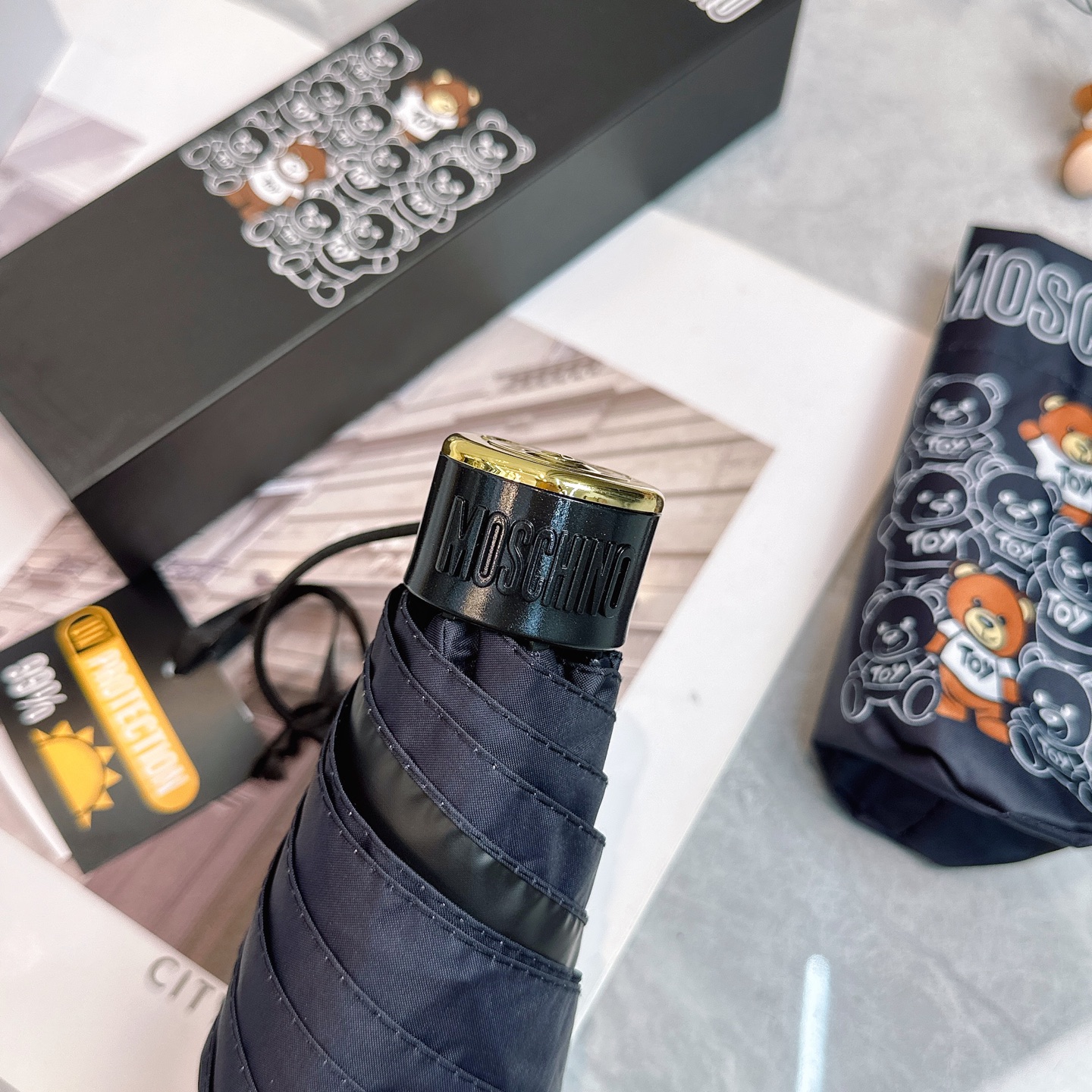   Moschino（莫斯奇诺） 新款 五折 折叠晴雨伞  时尚原单代工品质 细节精致 看得见的品质 打