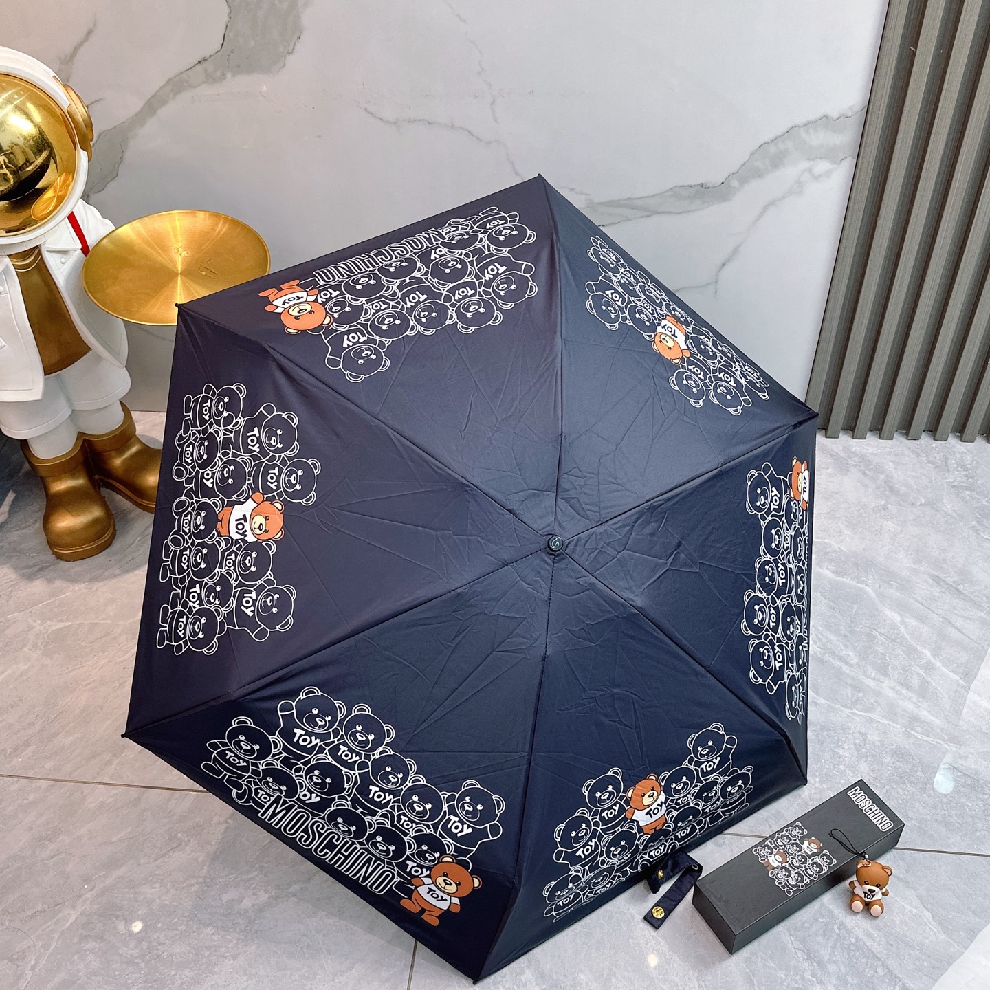   Moschino（莫斯奇诺） 新款 五折 折叠晴雨伞  时尚原单代工品质 细节精致 看得见的品质 打