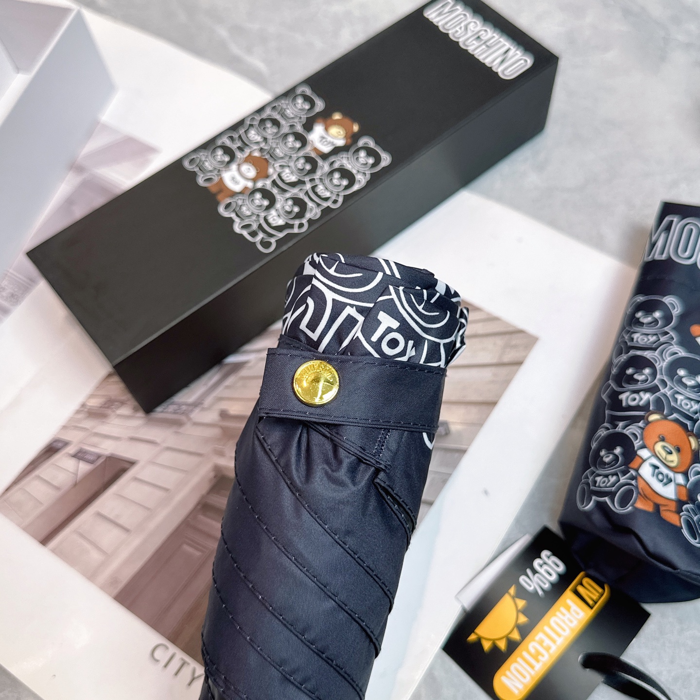   Moschino（莫斯奇诺） 新款 五折 折叠晴雨伞  时尚原单代工品质 细节精致 看得见的品质 打