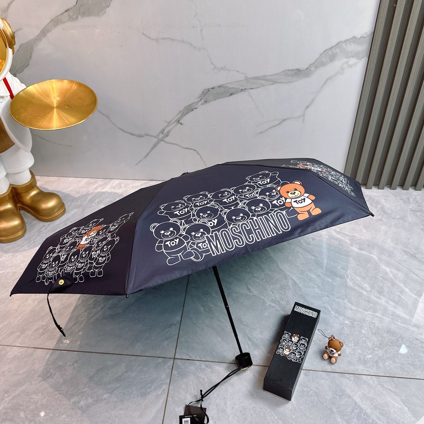   Moschino（莫斯奇诺） 新款 五折 折叠晴雨伞  时尚原单代工品质 细节精致 看得见的品质 打