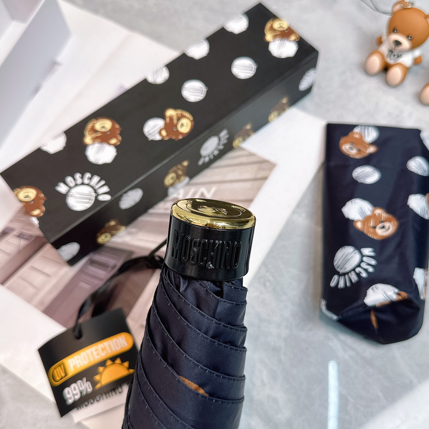   Moschino（莫斯奇诺） 新款 五折 折叠晴雨伞  时尚原单代工品质 细节精致 看得见的品质 打