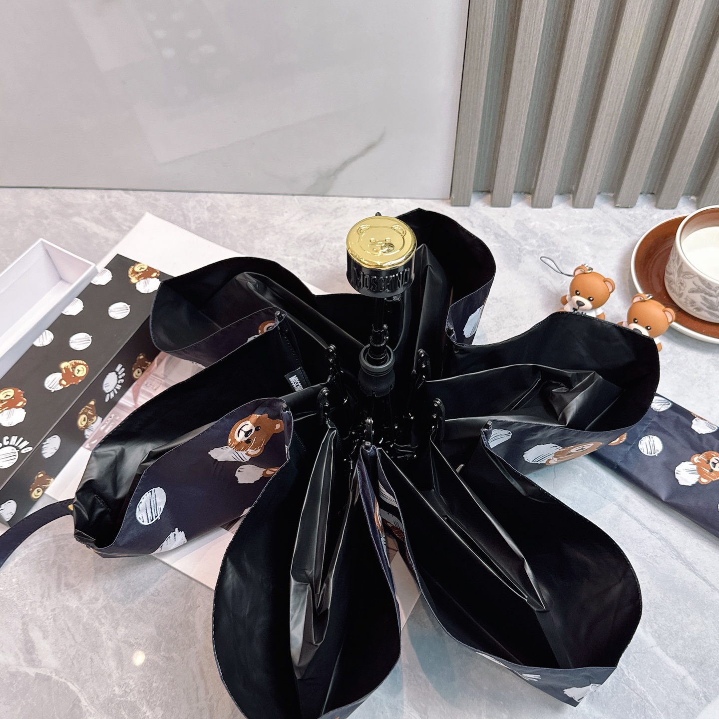   Moschino（莫斯奇诺） 新款 五折 折叠晴雨伞  时尚原单代工品质 细节精致 看得见的品质 打