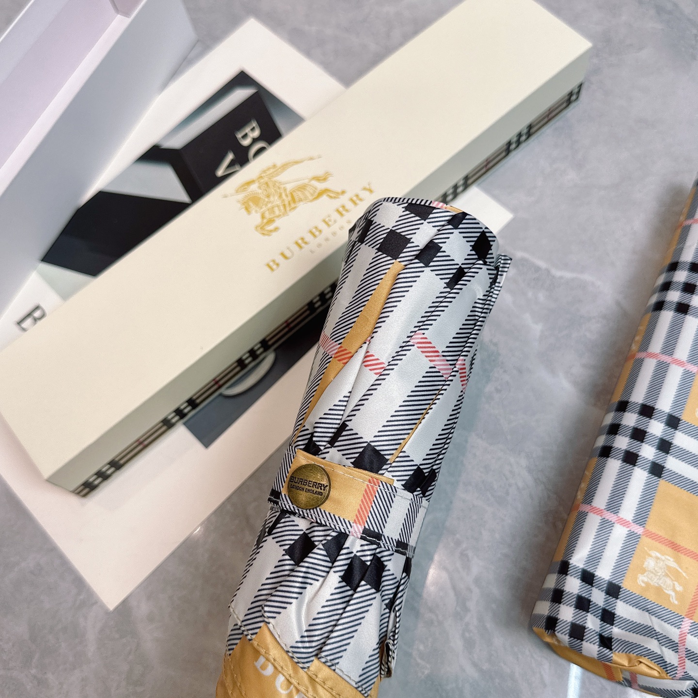  BURBERRY（巴宝莉）夏季新款 全自动折叠晴雨伞 
黑色涂层防晒有效阻隔紫外线99%，UPF>50