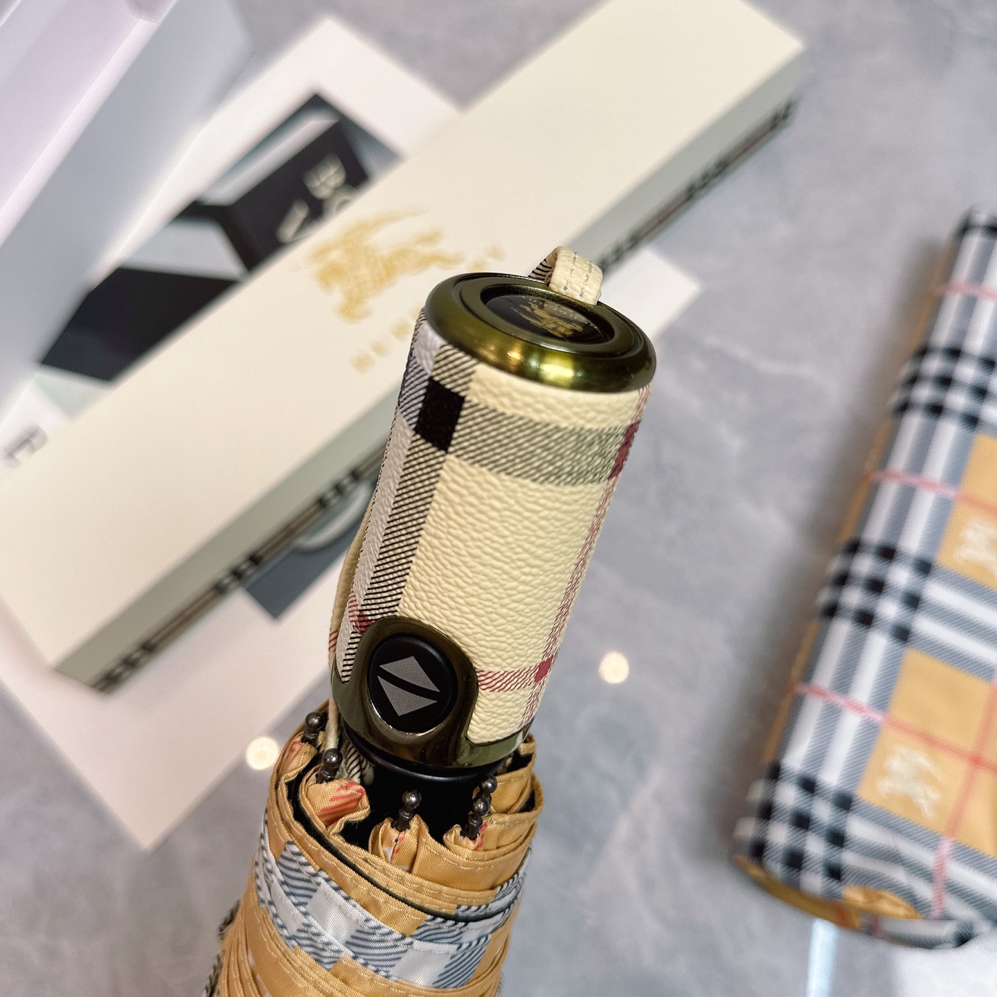  BURBERRY（巴宝莉）夏季新款 全自动折叠晴雨伞 
黑色涂层防晒有效阻隔紫外线99%，UPF>50
