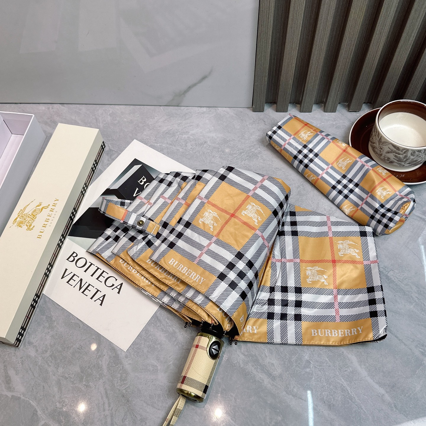  BURBERRY（巴宝莉）夏季新款 全自动折叠晴雨伞 
黑色涂层防晒有效阻隔紫外线99%，UPF>50