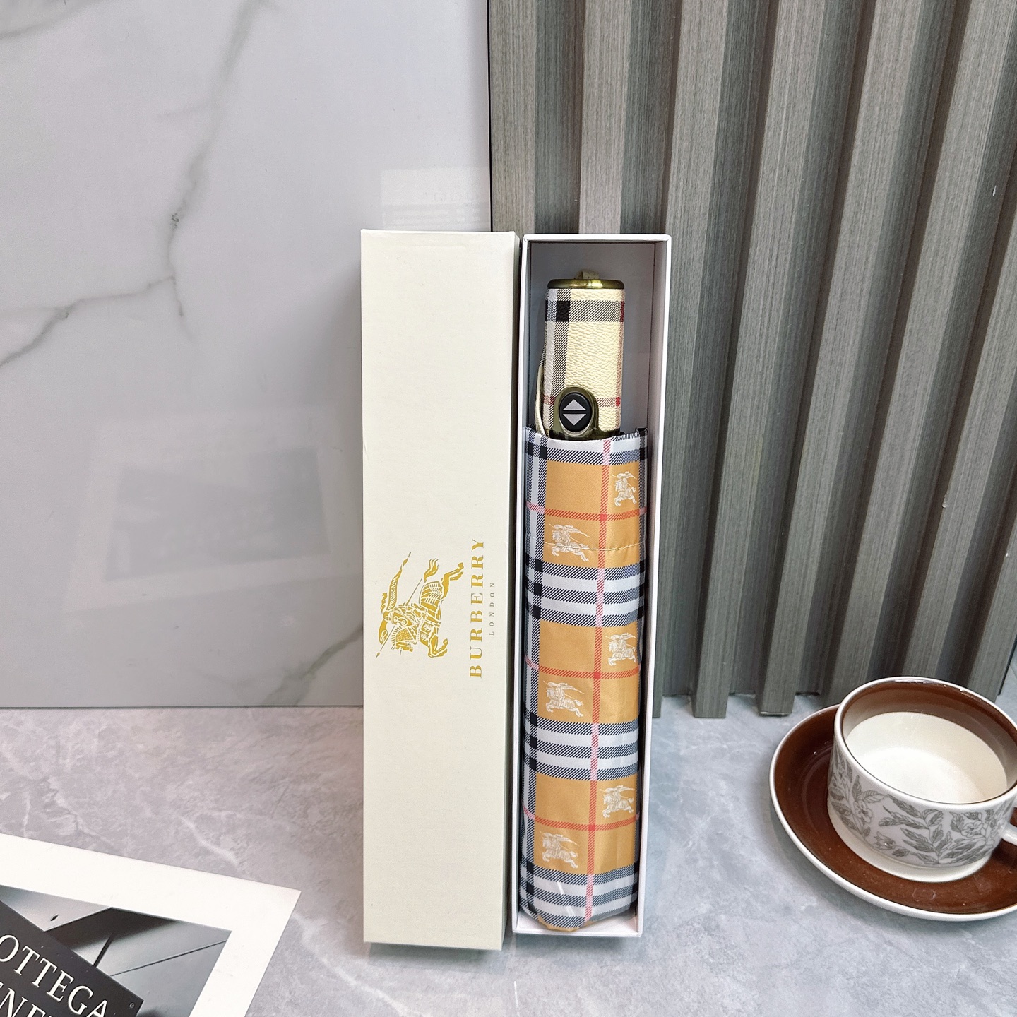  BURBERRY（巴宝莉）夏季新款 全自动折叠晴雨伞 
黑色涂层防晒有效阻隔紫外线99%，UPF>50
