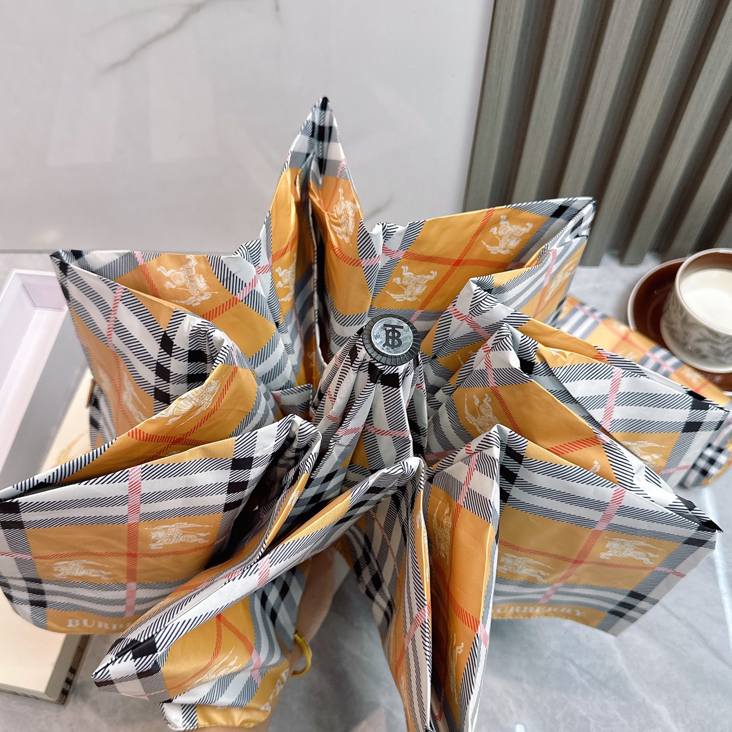  BURBERRY（巴宝莉）夏季新款 全自动折叠晴雨伞 
黑色涂层防晒有效阻隔紫外线99%，UPF>50